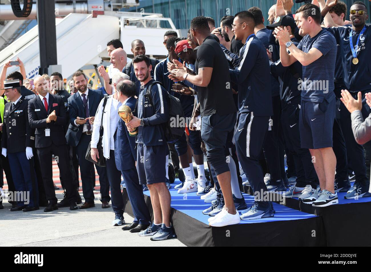 Le capitaine Hugo Lloris en France, qui a remporté le trophée, et ses coéquipiers à leur arrivée à l'aéroport Roissy-Charles de Gaulle, aux abords de Paris, le 16 juillet 2018, après avoir remporté le dernier match de football de la coupe du monde de Russie 2018. Photo par ABACAPRESS.COM Banque D'Images