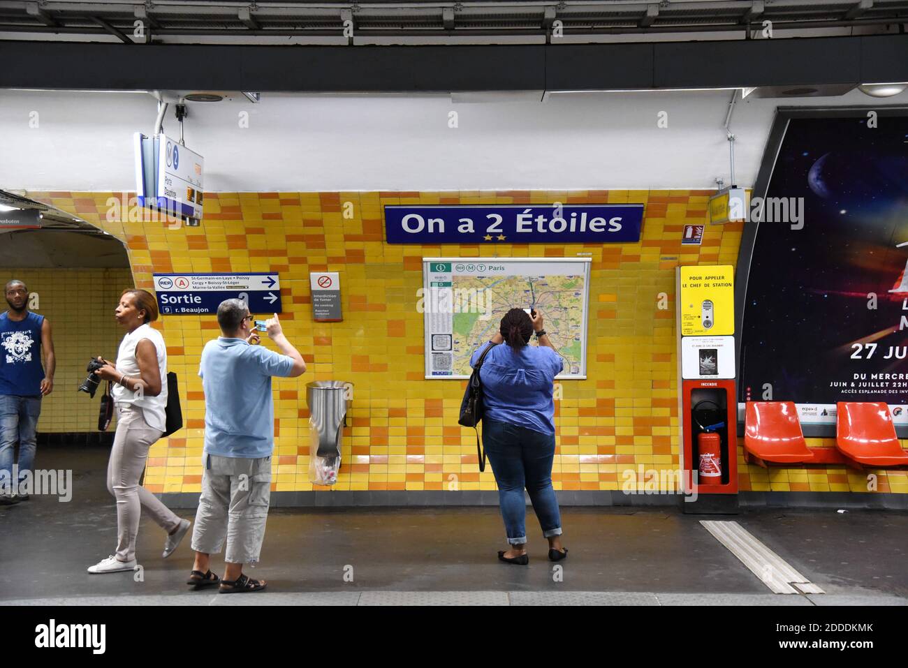 La station de métro Charles de Gaulle - Etoile en haut des champs Elysées  sur la ligne 2 a été nommée "sur un 2 Etoiles" (nous avons 2 étoiles) En  référence au