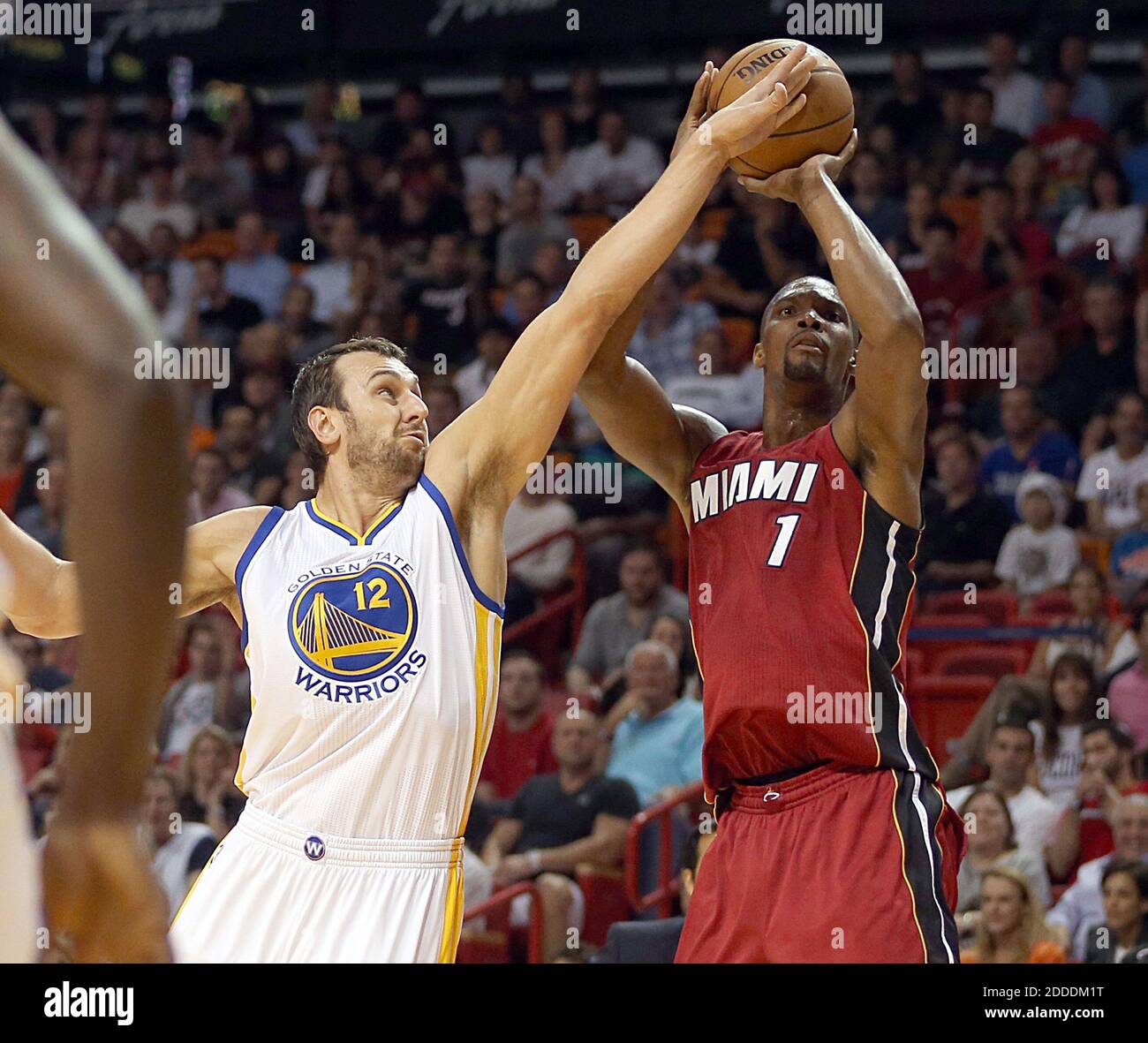 PAS DE FILM, PAS DE VIDÉO, PAS de télévision, PAS DE DOCUMENTAIRE - le film de la chaleur de Miami Chris Bosh (1) a été bloqué par le Golden State Warriors Andrew Bogut (12) dans le premier trimestre, le mardi 25 novembre 2014, à AmericanAirlines Arena à Miami. Les Warriors ont gagné, 114-97. Photo par Pedro Portal/El Nuevo Herald/TNS/ABACAPRESS.COM) Banque D'Images