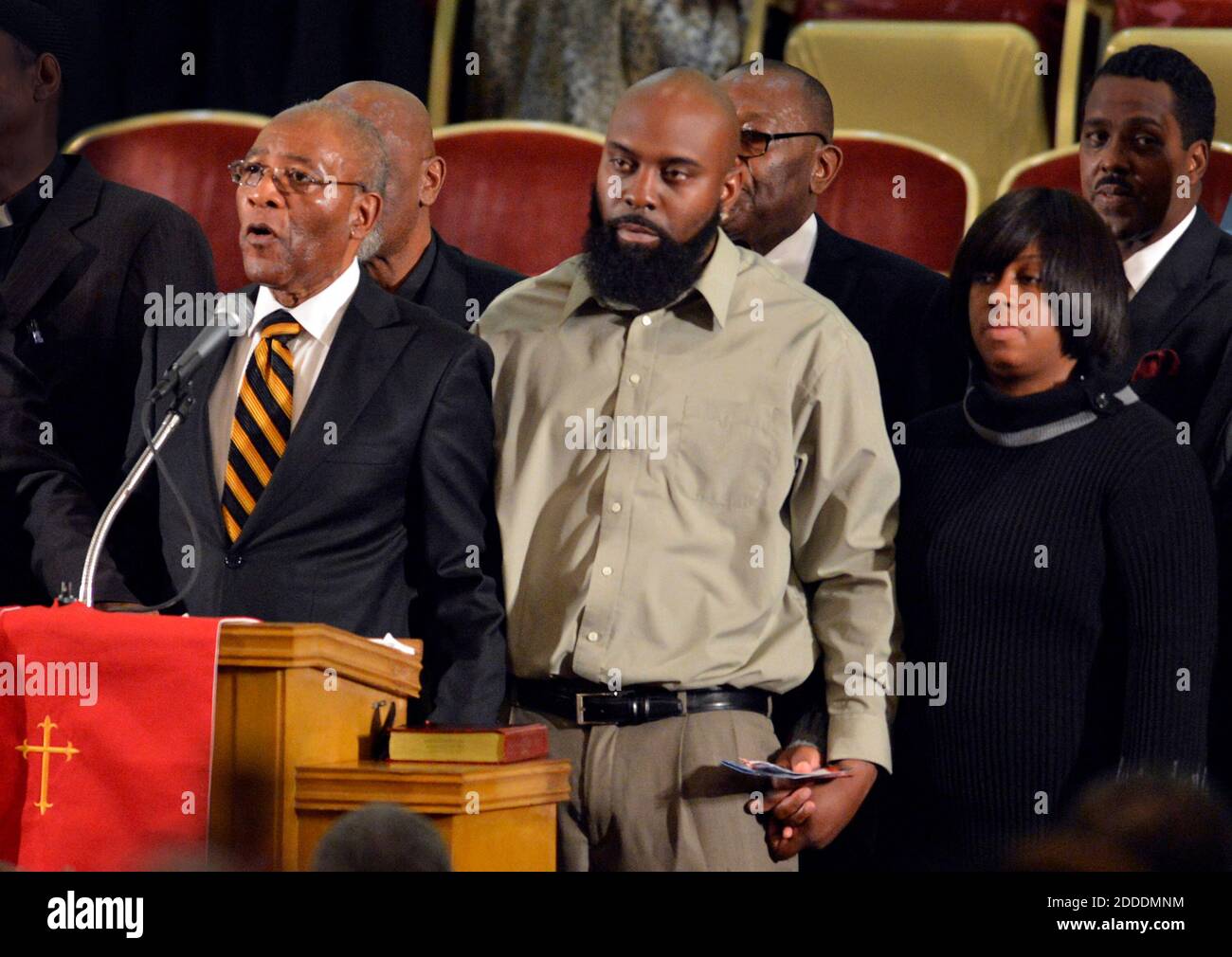 PAS DE FILM, PAS DE VIDÉO, PAS de télévision, PAS DE DOCUMENTAIRE - le Rév. Amos Brown, à gauche, dirige sa congrégation en chantant « nous triompherons » comme Mike Brown Sr., dont le fils Michael Brown Jr. A été abattu par un policier à Ferguson, Tient la main avec sa femme Cal Brown à la troisième église baptiste de San Francisco, CA, USA, le dimanche 14 décembre 2014. Photo de Susan Tripp Pollard/Bay Area News Group/TNS/ABACAPRESS.COM Banque D'Images