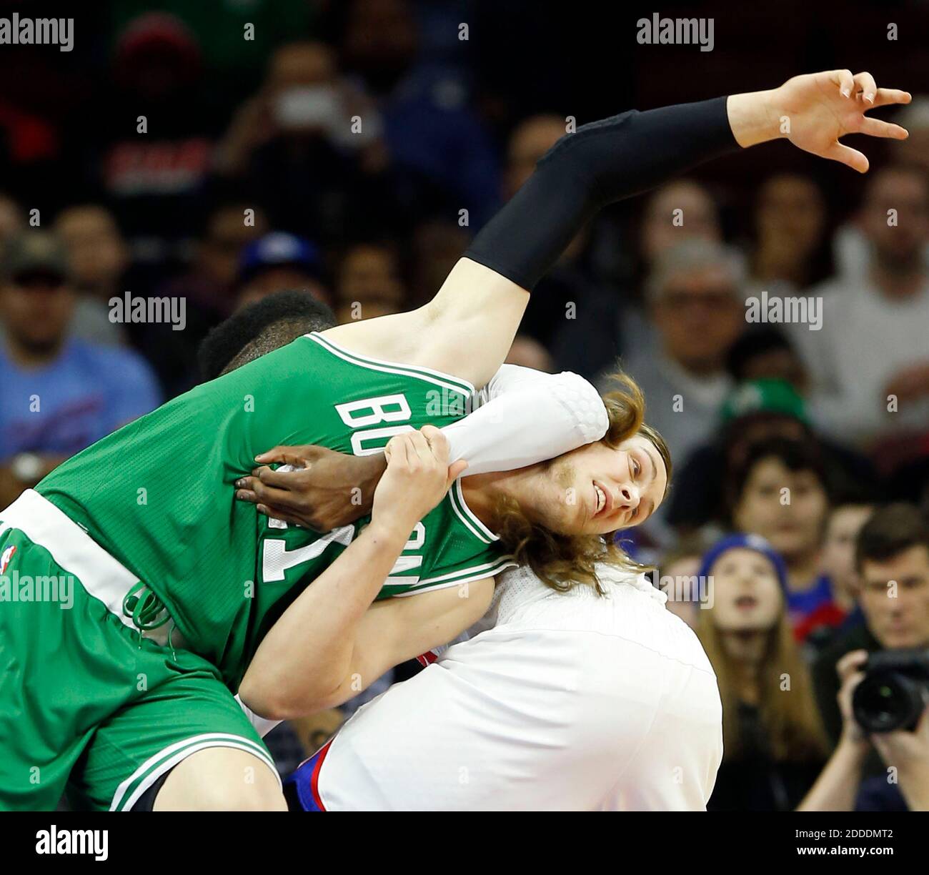 PAS DE FILM, PAS DE VIDÉO, PAS de TV, PAS DE DOCUMENTAIRE - Kelly Olynyk de Boston Celtics s'emmêle avec Nerlen Noel de Philadelphie 76ers pendant le premier trimestre au Wells Fargo Center à Philadelphi, PA, USA le 15 décembre 2014. Photo de Yong Kim/Philadelphia Inquirer/TNS/ABACAPRESS.COM Banque D'Images