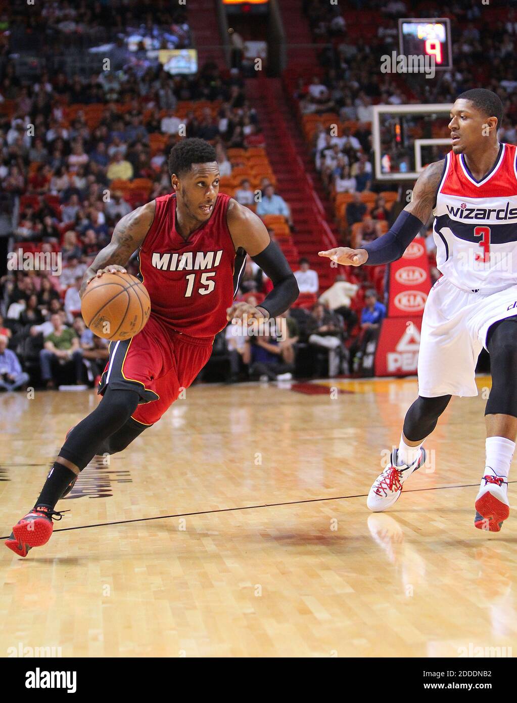 PAS DE FILM, PAS DE VIDÉO, PAS de TV, PAS DE DOCUMENTAIRE - le Miami Heat Mario Chalmers (15) conduit contre le Washington Wizards Bradley Beal pendant le premier trimestre à l'AmericanAirlines Arena à Miami, FL, USA le 19 décembre 2014. Photo de David Santiago/El Nuevo Herald/TNS/ABACAPRESS.COM Banque D'Images