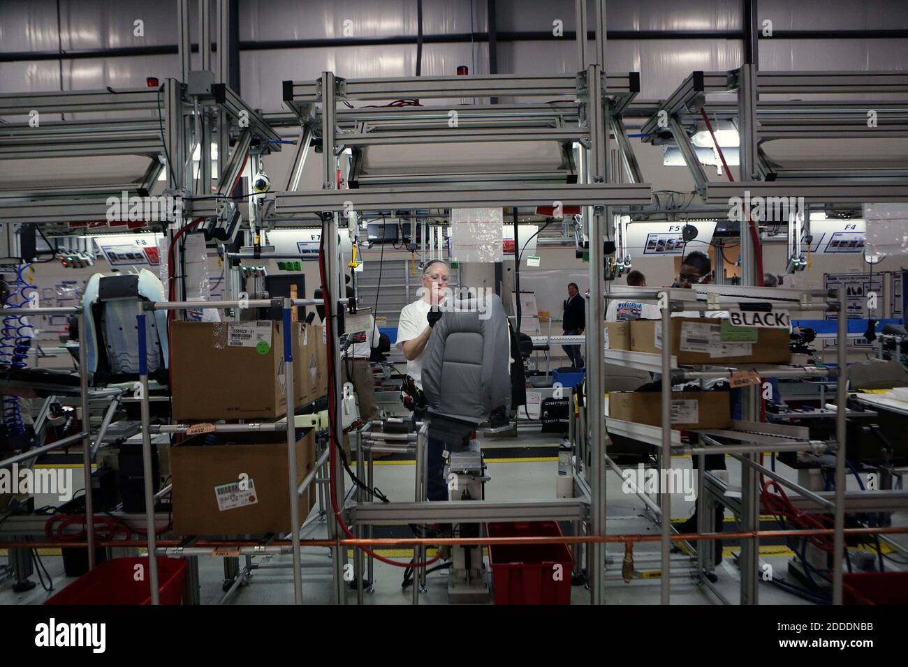 PAS DE FILM, PAS DE VIDÉO, PAS de télévision, PAS DE DOCUMENTAIRE - Lisa Scott assemble les premières étapes des sièges avant qui seront dans un Colorado de Chevrolet ou un Canyon de GMC le mercredi 17 décembre 2014, à l'usine Faurecia à Wentzville, Mo, États-Unis. Photo de Huy Mach/St. Louis Post-Dispatch/TNS/ABACAPRESS.COM Banque D'Images