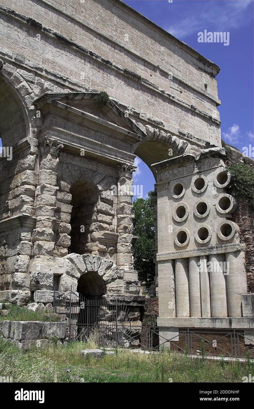 Roma ROM Italie, Italien; UN fragment des murs d'Aurelian. Porta Maggiore. Ein fragment der Aurelianischen Mauern. 马焦雷门; Mury Aureliana Banque D'Images