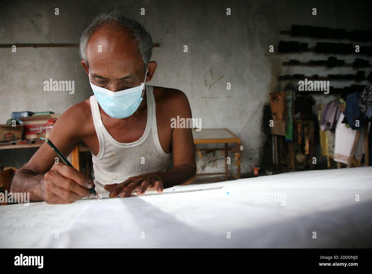 Les artisans font des dessins batik à la maison de production Seraci Batik Betawi, Segara Jaya Village, Taruma Jaya, Bekasi, mardi (11/24/2020).depuis que la pandémie de Covid-19 a commencé à éclater en Indonésie, l'activité dans cette maison de production a fortement chuté parce qu'il n'y a pas eu de visites d'acheteurs et de touristes du tout. Pour soutenir leurs activités en cette période de pandémie, la maison de production de Betawi Batik a été créée en vendant en ligne dans plusieurs endroits du marché. (Photo de Kuncoro Widyo Rumpoko/Pacific Press) Banque D'Images