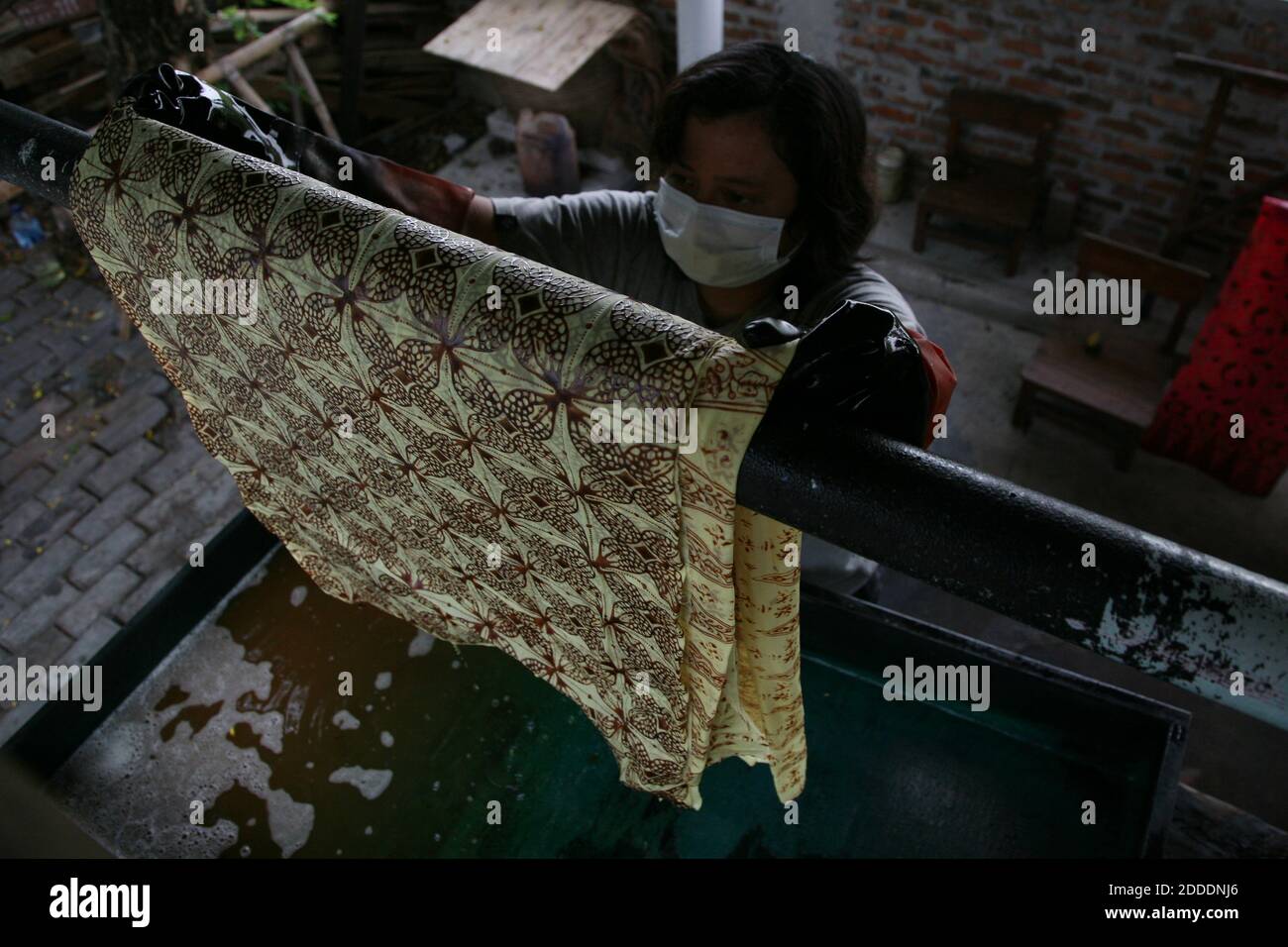 Un artisan séchant le tissu Batik fini à la maison de production Seraci Batik Betawi, Segara Jaya Village, Taruma Jaya, Bekasi, mardi (11/24/2020). Depuis que la pandémie Covid-19 a commencé à éclater en Indonésie, l'activité dans cette maison de production a chuté considérablement parce qu'il n'y a pas eu de visites d'acheteurs et de touristes du tout. Pour soutenir leurs activités en cette période de pandémie, la maison de production de Betawi Batik a été créée en vendant en ligne dans plusieurs endroits du marché. (Photo de Kuncoro Widyo Rumpoko/Pacific Press) Banque D'Images