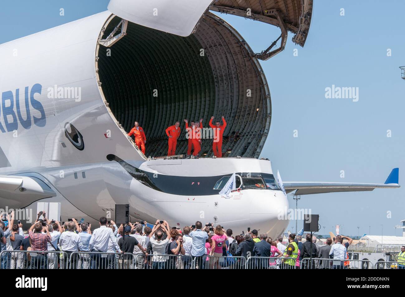 L'équipage de BelugaXL apparaît à la porte ouverte de l'aéroport de Toulouse-Blagnac  après son premier vol au-dessus du sud-ouest de la France. L'avion est le  premier des cinq BelugaXL à entrer en