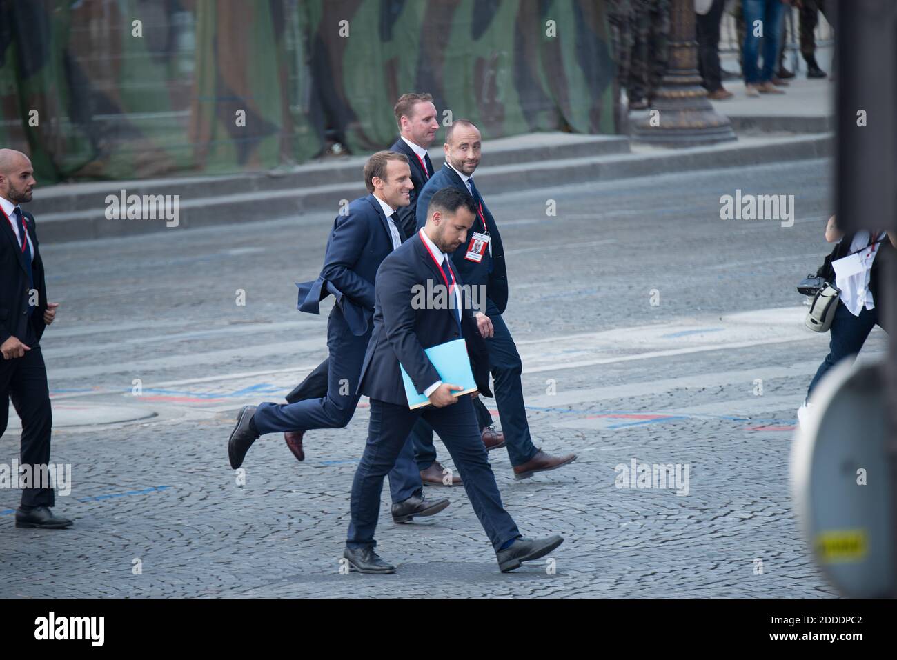 Photo du dossier datée du 14 juillet 2018, du président français Emmanuel Macron flanqué d'Alexandre Benalla (barbe et lunettes) lors de la célébration de la Journée nationale française du 14 juillet à Paris, en France, le 14 juillet 2018. Benalla, aujourd’hui conseiller en sécurité du président français Emmanuel Macron, a été pris pour imiter un policier anti-émeute afin d’éliminer les manifestants anti-gouvernement. Une vidéo étonnante, sortie en Lemonde.fr, prise lors d'une manifestation de rue à Paris montre Alexandre Benalla, qui est dans son milieu des années 30, attaquant deux jeunes manifestants, une femme, un homme. Le chef de cabinet adjoint à Banque D'Images