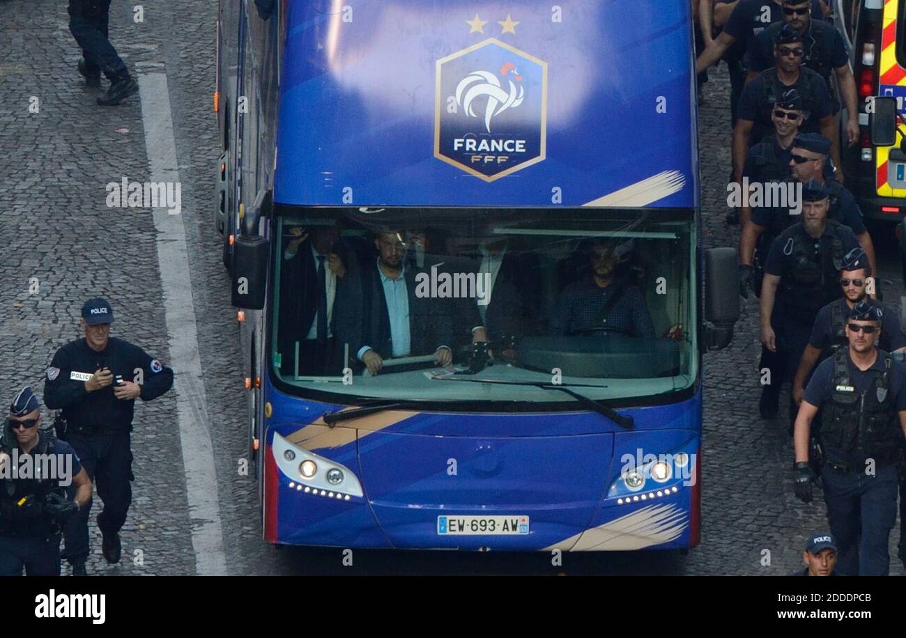 Dossier photo en date du 16 juillet 2018 d'Alexandre Benalla (barbe et lunettes) lors de la coupe du monde l'équipe gagnante s'arépare sur l'avenue des champs-Elysées un jour après la finale du match de football de la coupe du monde de russie 2018 entre la France et la Croatie à Paris, en France, le 16 juillet 2018. Benalla, aujourd’hui conseiller en sécurité du président français Emmanuel Macron, a été pris pour imiter un policier anti-émeute afin d’éliminer les manifestants anti-gouvernement. Sorti en Lemonde.fr, ce film vidéo étonnant, capturé lors d'une manifestation de rue à Paris, montre Alexandre Benalla, qui est dans son milieu des années 30, attaquant deux jeunes P. Banque D'Images