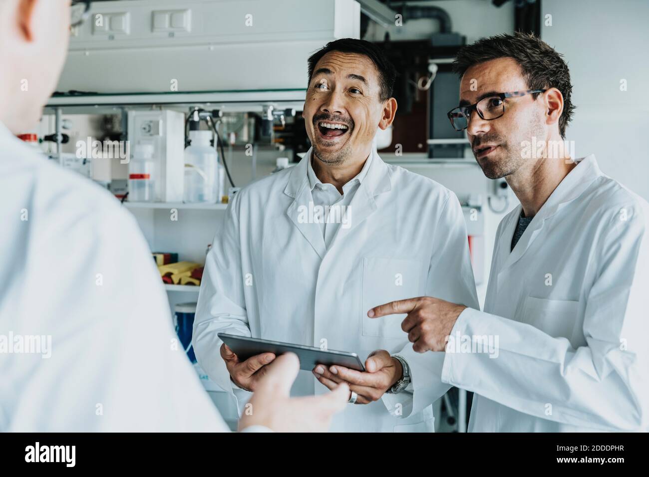 Équipe scientifique utilisant une tablette numérique en laboratoire Banque D'Images