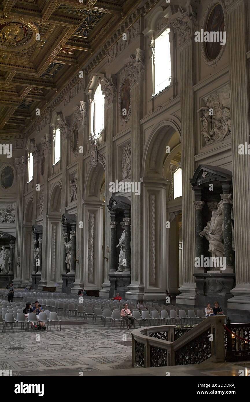 Roma, ROM, Italie Italien; Archibasilique de Saint John Latran, la nef; Lateranbasilika, Kirchenschiff; Bazylika św. Jana na Lateranie, nawa; 拉特朗圣若望大殿 Banque D'Images