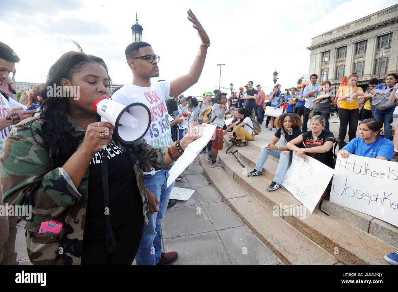 PAS DE FILM, PAS DE VIDÉO, PAS de télévision, PAS DE DOCUMENTAIRE - Korey Johnson, à gauche, un étudiant de l'université de Towson, s'adresse aux manifestants à la gare de Pennsylvanie avant une marche à l'hôtel de ville de Baltimore, MD, États-Unis, le mercredi 29 avril 2015, comme continue les troubles après la mort de Freddie Gray pendant qu'il est en garde à vue. Photo de Kenneth K. Lam/Baltimore Sun/TNS/ABACAPRESS.COM Banque D'Images