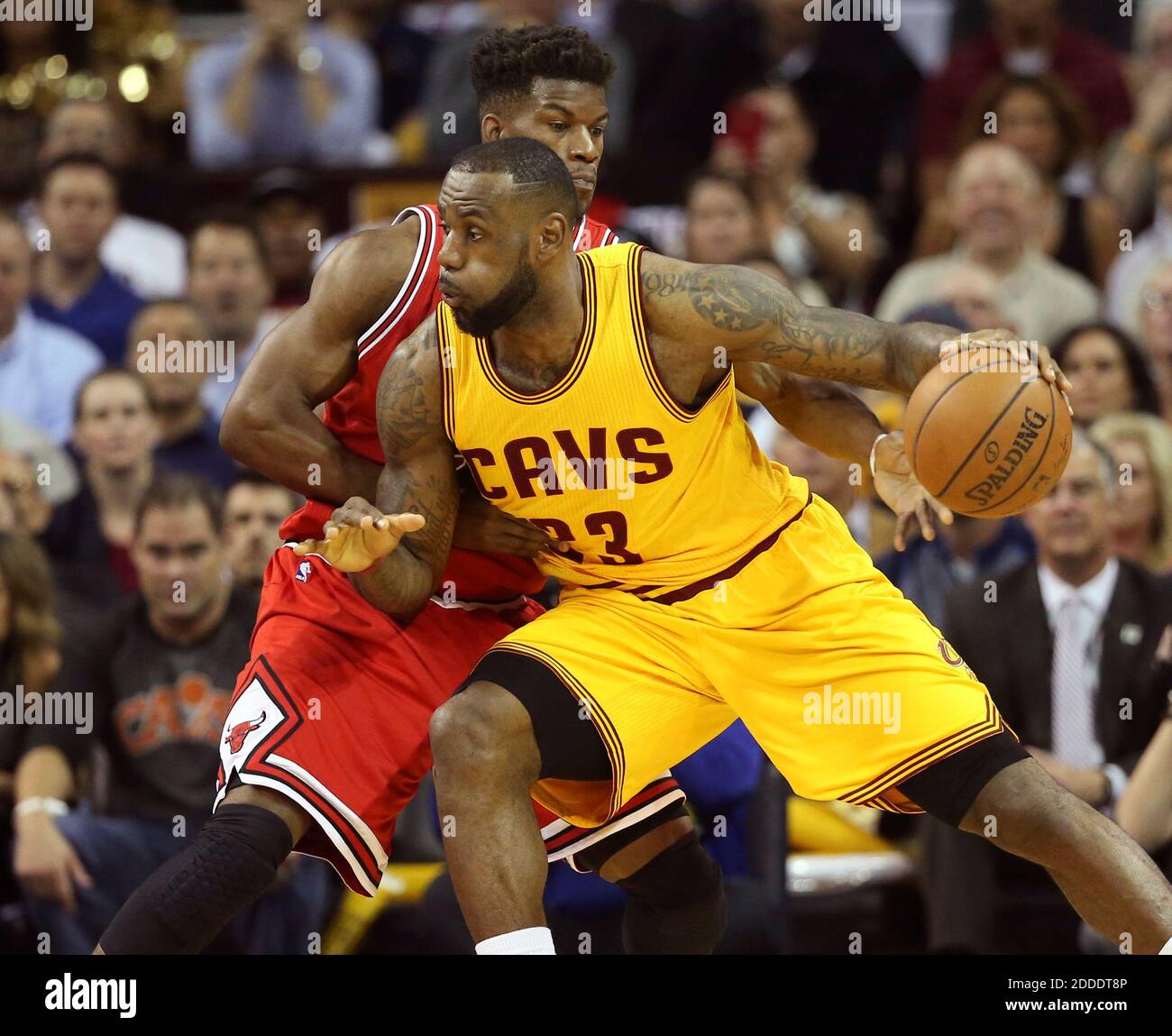 PAS DE FILM, PAS DE VIDÉO, PAS de TV, PAS DE DOCUMENTAIRE - LeBron James (23) des Cleveland Cavaliers se rend autour de Jimmy Butler des Chicago Bulls lors de la première moitié du jeu 5 dans les demi-finales de la Conférence de l'est à Quicken Loans Arena à Cleveland, OH, USA le mardi 12 mai 2015. Les Cavs ont gagné, 106-101, pour un fil de la série 3-2. Photo de Phil Maturzo/Akron Beacon Journal/TNS/ABACAPRESS.COM Banque D'Images