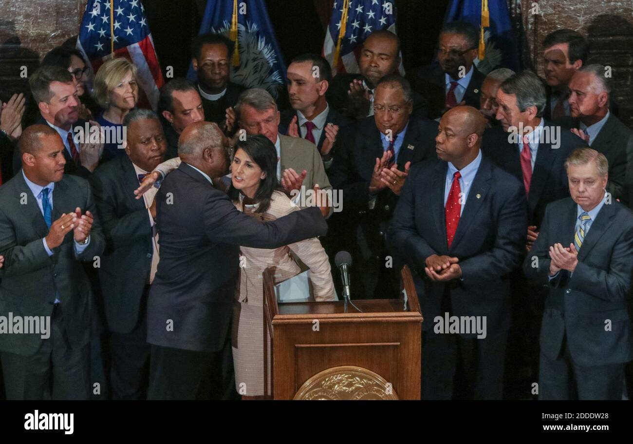 PAS DE FILM, PAS DE VIDÉO, PAS de TV, PAS DE DOCUMENTAIRE - Caroline du Sud Gov. Nikki Haley dédrée le député américain James Clyburn après qu'elle ait appelé les législateurs à retirer le drapeau confédéré du terrain de la Maison d'État lors d'une conférence de presse le lundi 22 juin 2015, à Columbia, SC, États-Unis. Photo de Tim Dominick/The State/TNS/ABACAPRESS.COM Banque D'Images