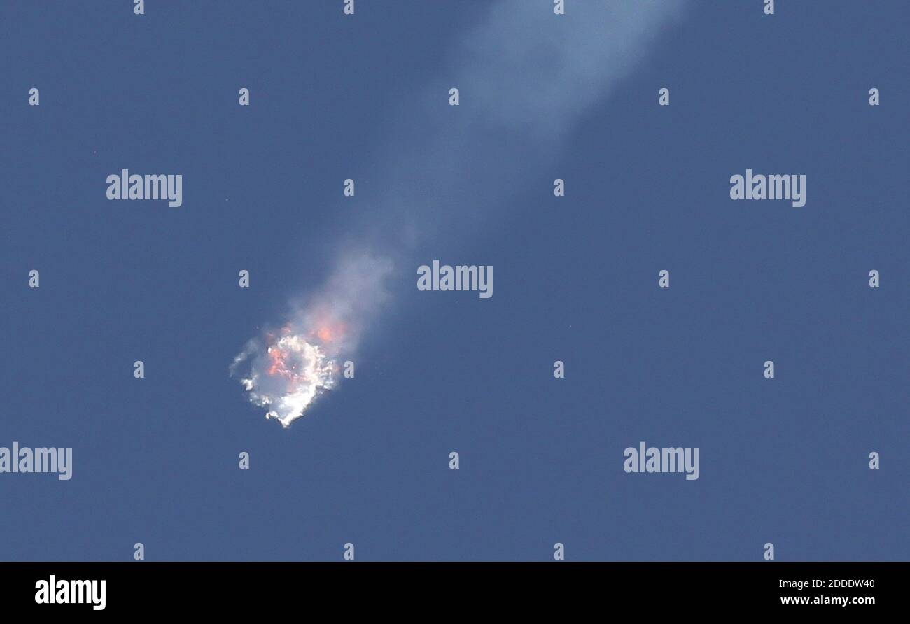 PAS DE FILM, PAS DE VIDÉO, PAS de TV, PAS DE DOCUMENTAIRE - UNE fusée SpaceX Falcon 9 sur sa septième mission officielle de réapprovisionnement commercial (CRS) à la Station spatiale internationale en orbite explose le dimanche 28 juin 2015, après le lancement du Launch Complex 40 à la station aérienne Cape Canaveral en Floride, Etats-Unis. Photo de Red Huber/Orlando Sentinel/TNS/ABACAPRESS.COM Banque D'Images