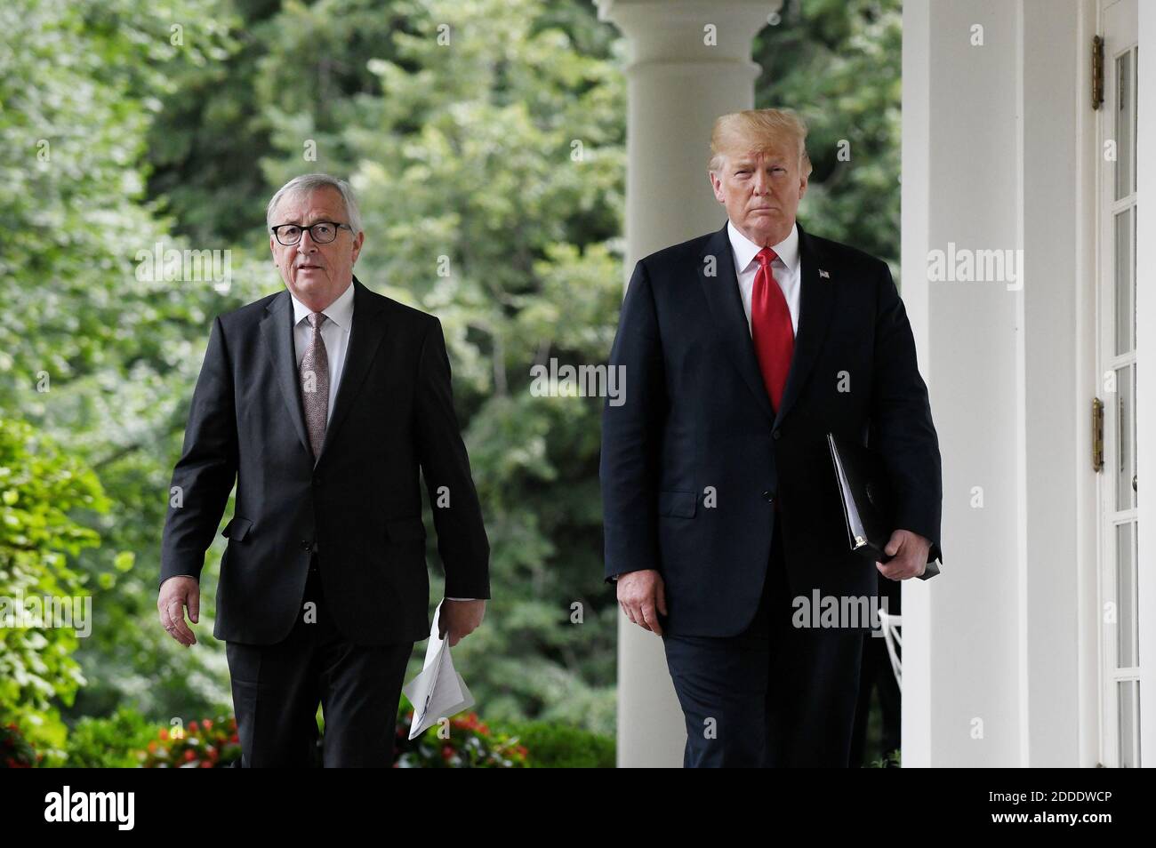 Le président américain Donald Trump (R) et le président de la Commission  européenne Jean-Claude Juncker, marchent pour une conférence de presse dans  le jardin des roses à la Maison Blanche le 25