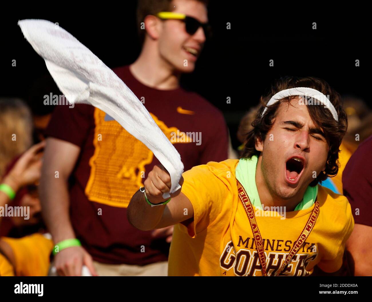 PAS DE FILM, PAS DE VIDÉO, PAS de télévision, PAS DE DOCUMENTAIRE - Matt Mraz, 18 ans, applaudissements pendant les échauffements de l'équipe avant que le Minnesota ne joue à Texas Christian au TCF Bank Stadium de Minneapolis le jeudi 3 septembre 2015. (Carlos Gonzalez/Minneapolis Star Tribune/TNS/ABACAPRESS.COM Banque D'Images