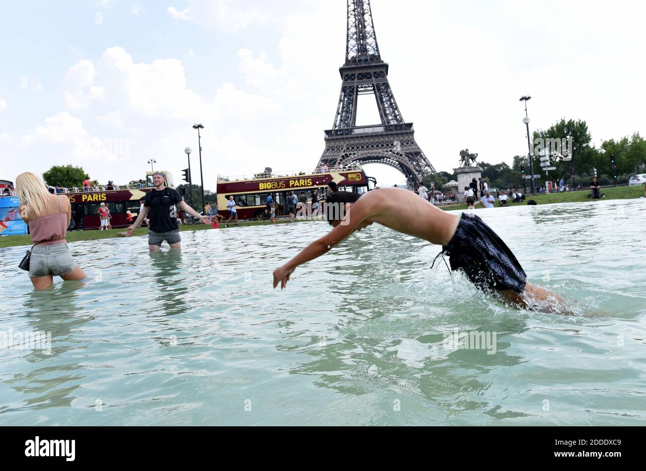 Les gens se rafraîchissez à la Fontaine du Trocadéro en face de la Tour Eiffel à Paris, en France, le 26 juillet 2018, alors que la capitale française est mise en alerte par les vagues de chaleur alors que les températures vont monter en flèche dans les jours à venir. Photo d'Alain Apaydin/ABACAPRESS.COM Banque D'Images