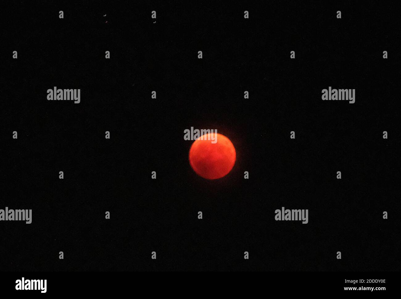 L'éclipse lunaire totale la plus longue du XXIe siècle a lieu ce vendredi 27 juillet. La phase totale de l'éclipse de la lune de sang de juillet 27 dure 1 heure et 43 minutes, au cours de laquelle le satellite naturel de la Terre devient rouge ou brun pâle. Du début à la fin, tout l'événement céleste a duré près de 4 heures. Photo par JMP/ABACAPRESS.COM Banque D'Images