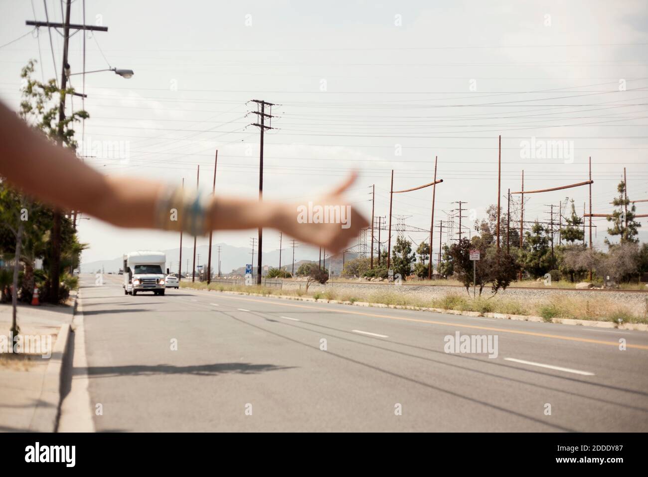 Main de la femme en route pendant la journée ensoleillée Banque D'Images