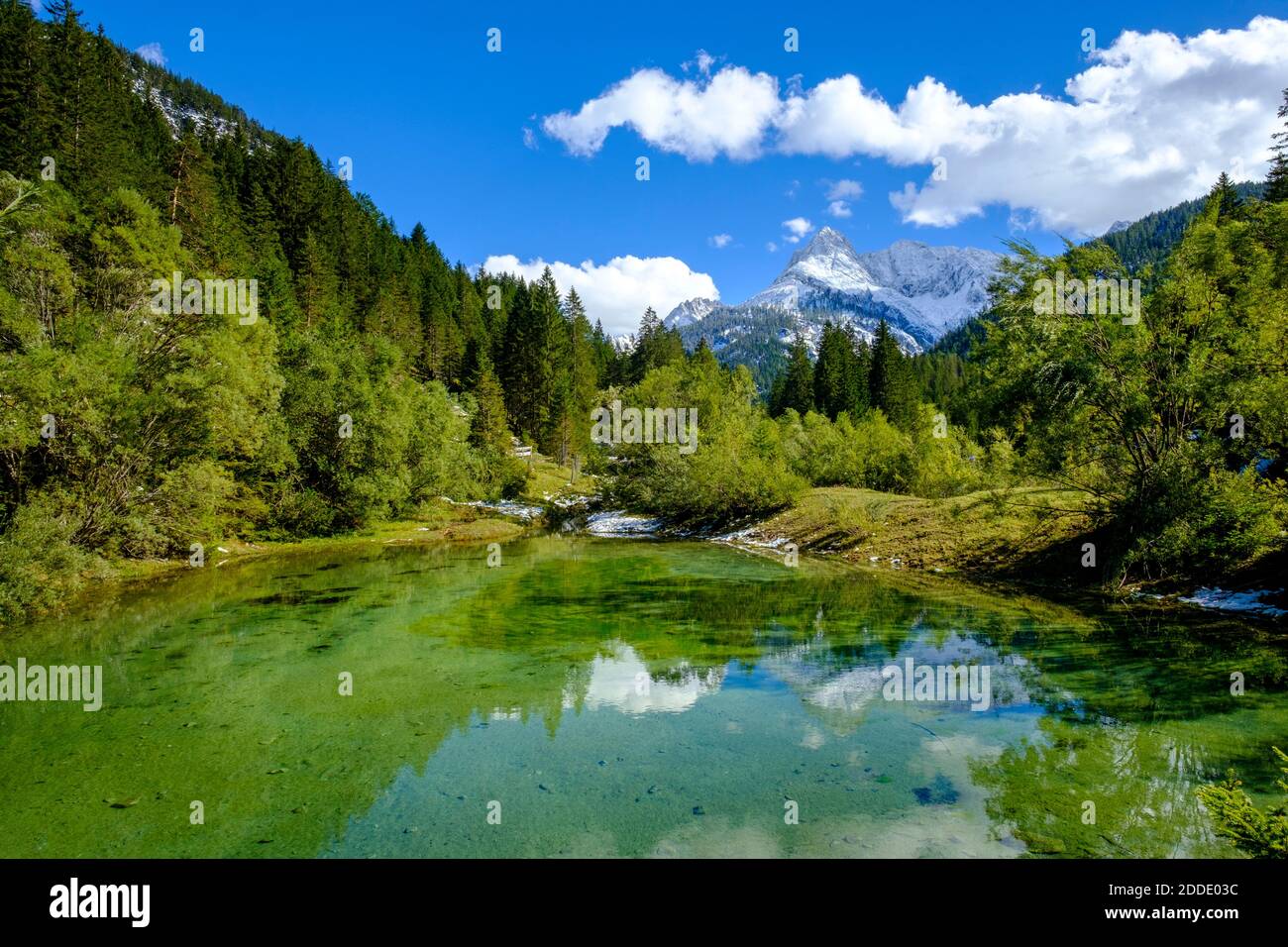 Vue panoramique sur le lac vert dans la vallée boisée de Gleirschtal en été Banque D'Images
