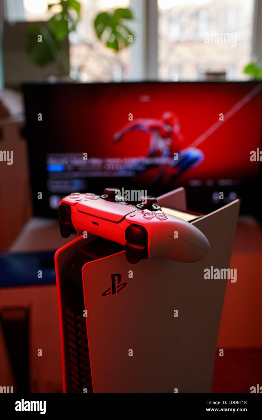 PlayStation 5 Sony dévoile la console et les jeux PS5. Contrôleur Dualsense. Spider-Man : Miles Morales est le plus grand jeu de lancement de PS5. Homme tenant le joystick Banque D'Images