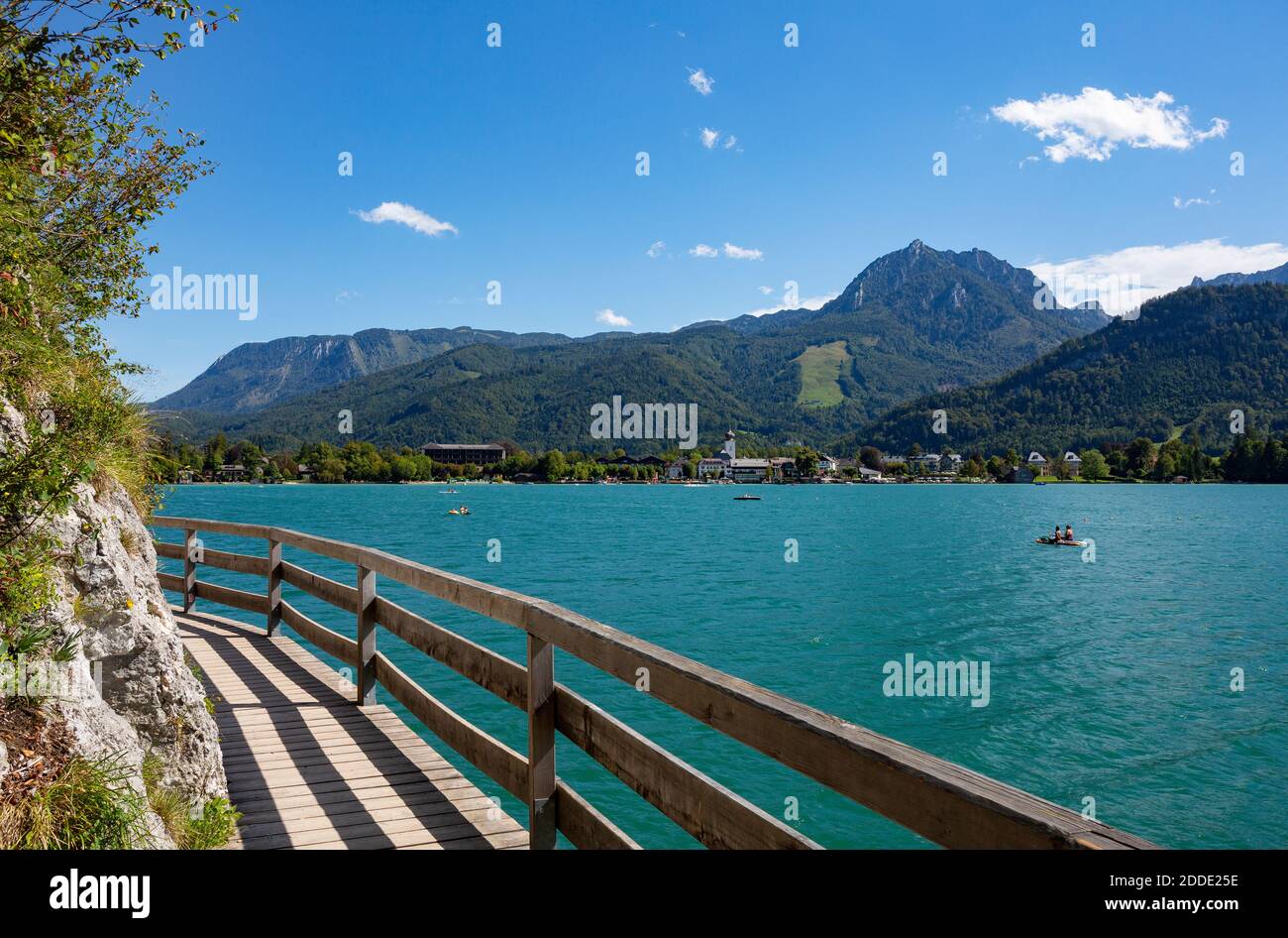 Autriche, Salzbourg, Strobl am Wolfgangsee, promenade le long des rives du lac Wolfgangsee en été avec des montagnes boisées en arrière-plan Banque D'Images