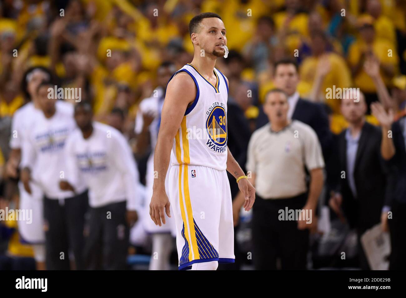 PAS DE FILM, PAS DE VIDÉO, PAS de TV, PAS DE DOCUMENTAIRE - Stephen Curry (30) des Golden State Warriors marche sur le sol pendant une temporisation pendant le quatrième trimestre, le dimanche 19 juin 2016, à Oracle Arena à Oakland, CA, Etats-Unis. Photo de Jose Carlos Fajardo/Bay Area News Group/TNS/ABACAPRESS.COM Banque D'Images