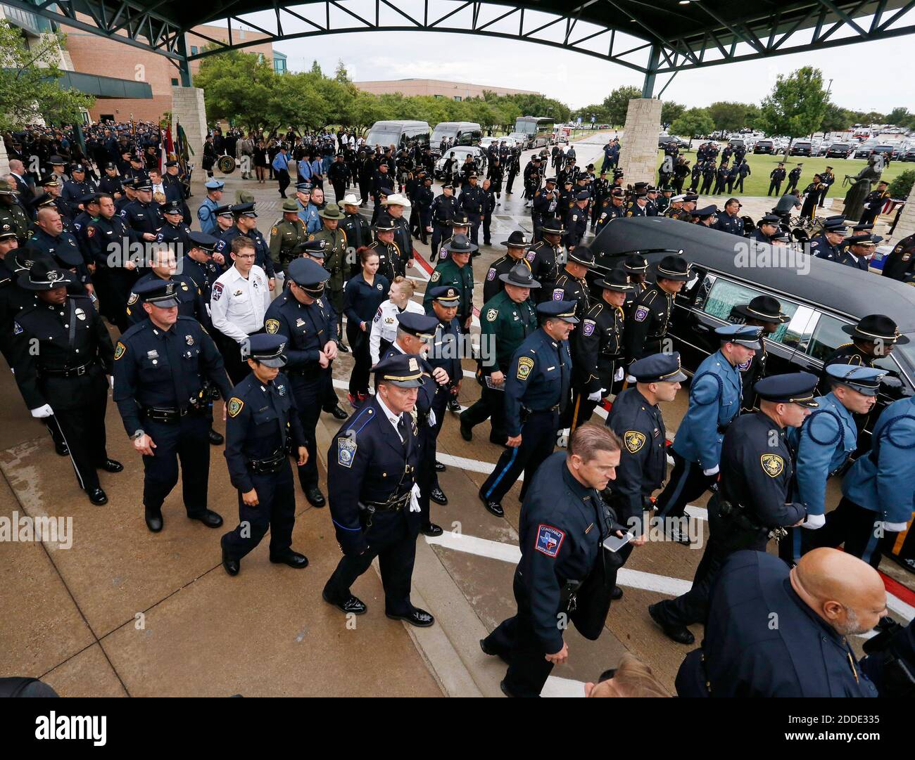 PAS DE FILM, PAS DE VIDÉO, PAS de TV, PAS DE DOCUMENTAIRE - les officiers de tout le pays de dossier hors du service funéraire pour le policier de Dallas Michael Krol, un des cinq officiers tués dans une embuscade la semaine dernière, à l'église baptiste de Prestonwood le 15 juillet 2016 à Plano, TX, USA. Photo de Paul Moseley/fort Worth Star-Telegram/TNS/ABACAPRESS.COM Banque D'Images