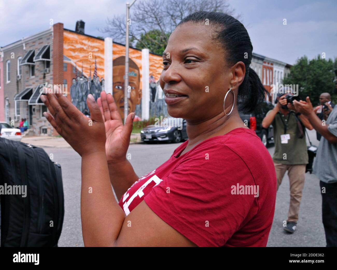 PAS DE FILM, PAS DE VIDÉO, PAS de télévision, PAS DE DOCUMENTAIRE - Yvette Baker clame en soutien au procureur de l'État de Baltimore Marilyn Mosby, comme Mosby a mis fin à sa conférence de presse près du coin où Freddie Gray a été placé en garde à vue, le mercredi 27 juillet 2016. Les accusations contre les trois officiers restants ont été abandonnées, mais les commentaires critiques de Mosby sur la façon dont les cas se déroulaient ont attiré les acclamations de nombreux résidents. Photo par Amy Davis/Baltimore Sun/TNS/ABACAPRESS.COM Banque D'Images