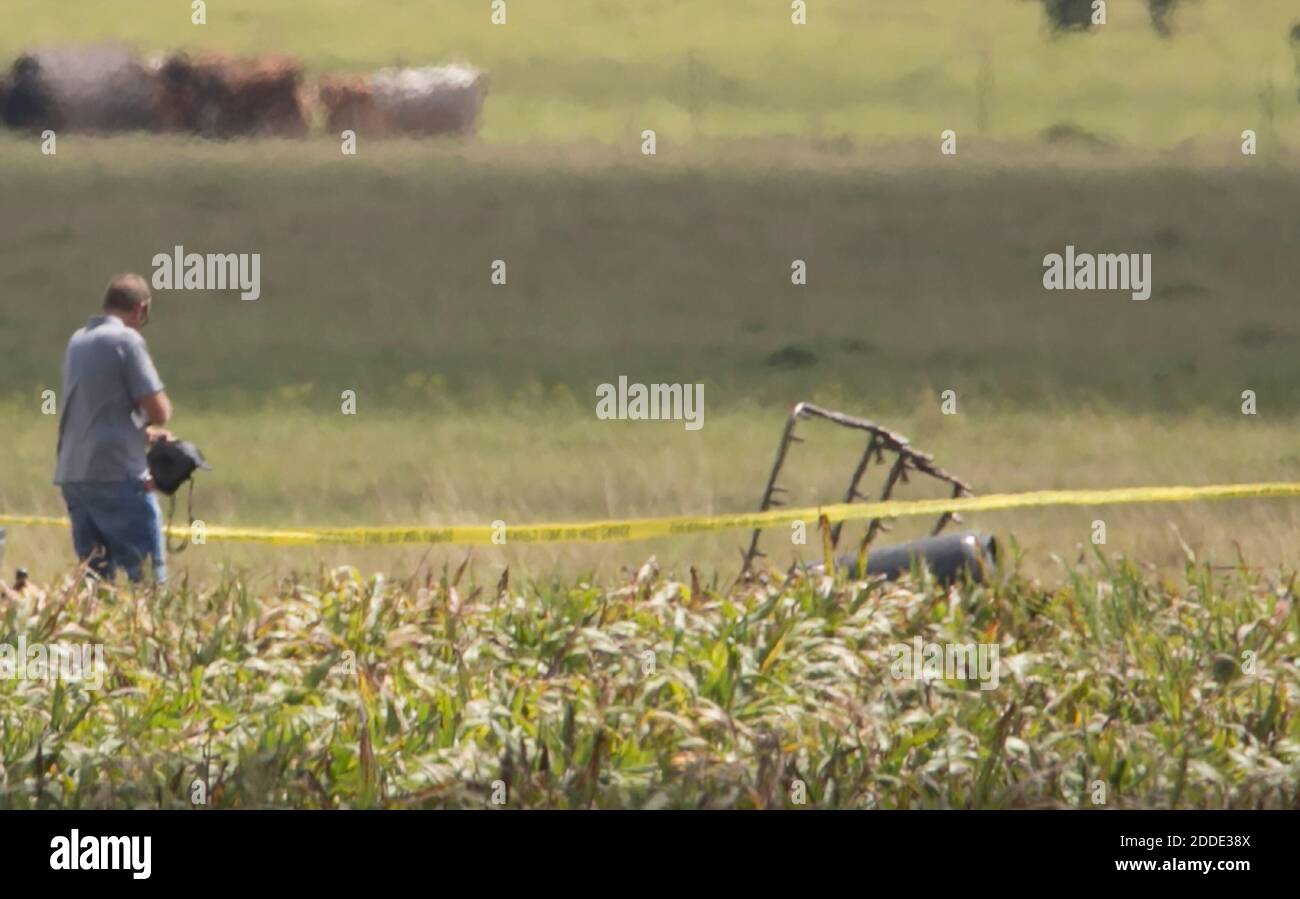 PAS DE FILM, PAS DE VIDÉO, PAS de TV, PAS DE DOCUMENTAIRE - le cadre partiel d'un ballon à air chaud est visible au-dessus d'un champ de culture à Maxwell, Texas, alors que les enquêteurs peignent l'épave d'un accident qui a tué 16 personnes près de Lockhart, TX, USA, le samedi 30 juillet 2016. Photo de Ralph Barrera/Austin American-Statesman/TNS/ABACAPRESS.COM Banque D'Images