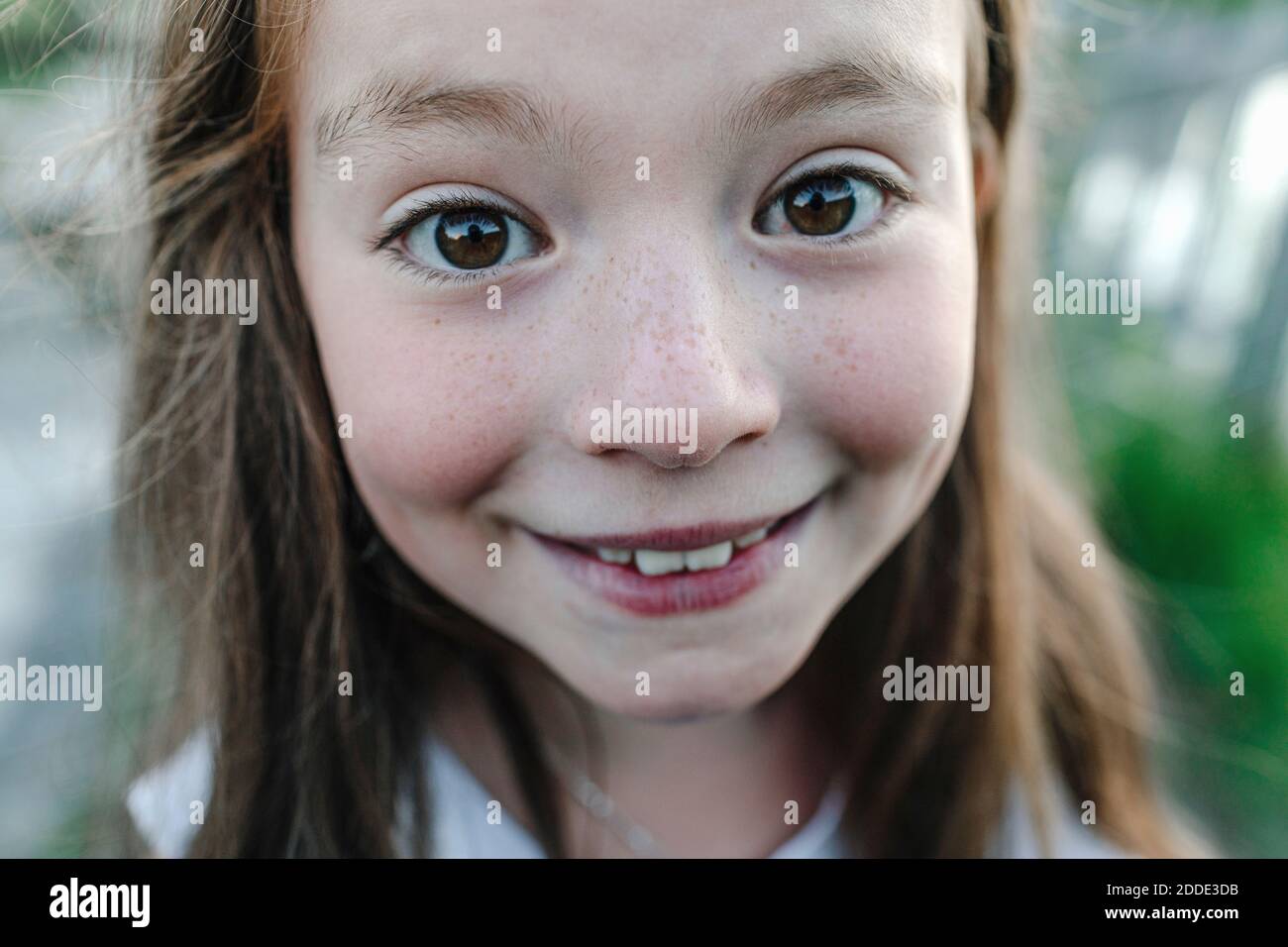 Smiling girl looking at camera Banque D'Images