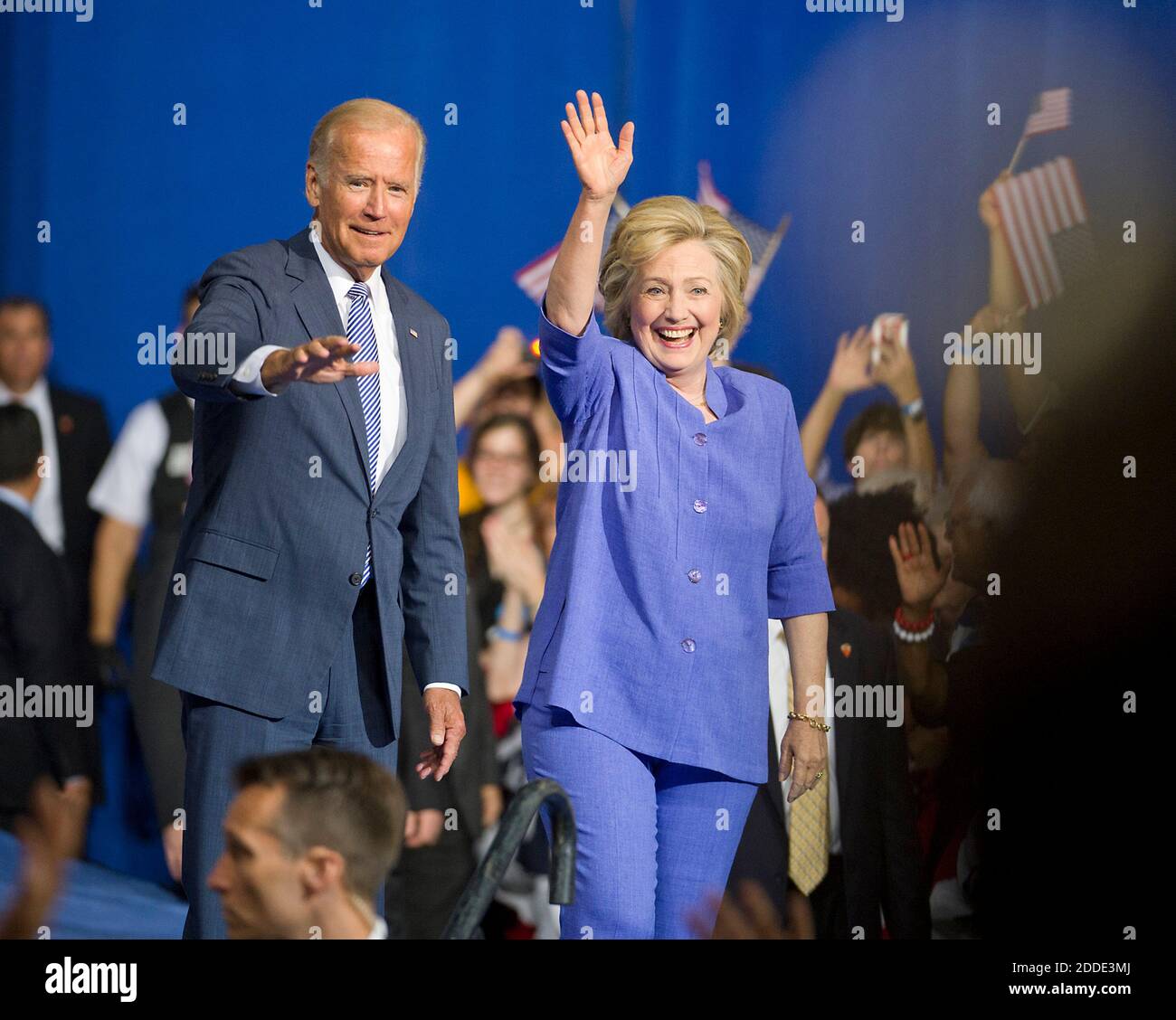 PAS DE FILM, PAS DE VIDÉO, PAS de télévision, PAS DE DOCUMENTAIRE - le vice-président Joe Biden et la candidate démocrate à la présidence Hillary Clinton saluent les partisans lorsqu'ils entrent dans un rallye de campagne le lundi 15 août 2016 à l'intérieur du complexe sportif Riverfront à Scranton, PA, Etats-Unis. Photo de Harry Fisher/Allentown Morning Call/TNS/ABACAPRESS.COM Banque D'Images