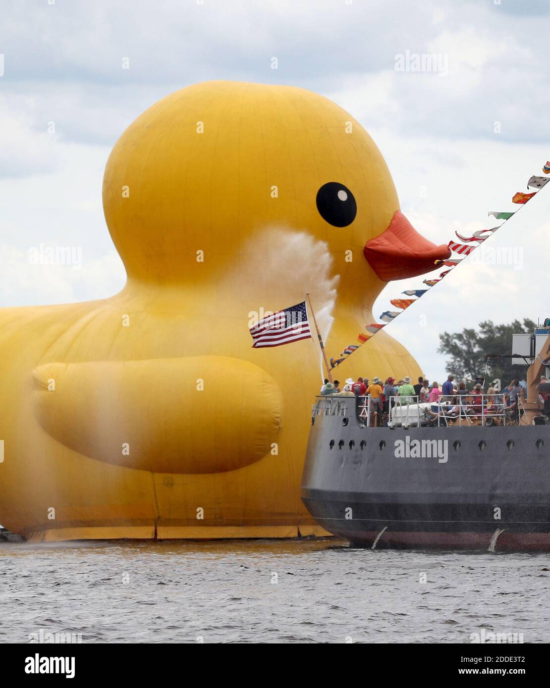 PAS DE FILM, PAS DE VIDÉO, PAS de télévision, PAS DE DOCUMENTAIRE - Tall Ships Duluth 2016 était de retour à Duluth et a présenté le plus grand canard en caoutchouc du monde à 61 pieds de hauteur, à peu près la hauteur d'un bâtiment de six étages, Et pesant 11 tonnes, ce qui équivaut à environ 3,000 canards réels, le 18 août 2016 à Duluth, dans le Minnesota, le canard en caoutchouc a été remorqué au-delà du Sundew, un ancien Cutter de la Garde côtière qui tirait des canons à eau. Photo de David Joles/Minneapolis Star Tribune/TNS/ABACAPRESS.COM Banque D'Images