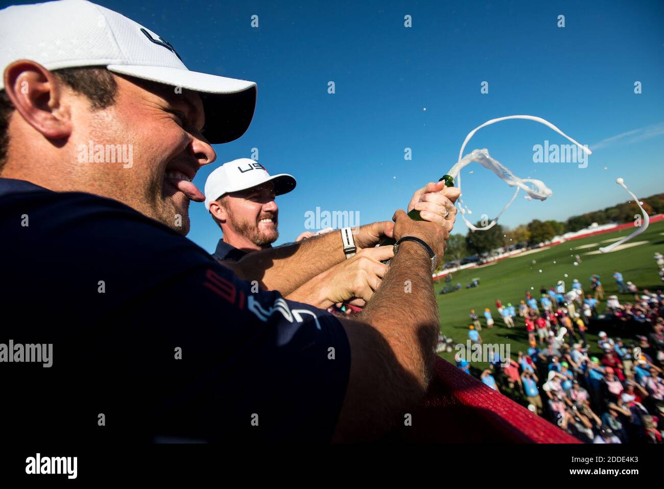 PAS DE FILM, PAS DE VIDÉO, PAS de TV, PAS DE DOCUMENTAIRE - les membres de l'équipe américaine de la Ryder Cup Patrick Reed, à gauche, et Dustin Johnson font passer une bouteille de champagne sur les fans lors de leur victoire de la Ryder Cup sur l'Europe le dimanche 2 octobre 2016 au Hazeltine National Golf Club de Chaska, MN, USA. Photo par Aaron Lavinsky/Minneapolis Star Tribune/TNS/ABACAPRESS.COM Banque D'Images