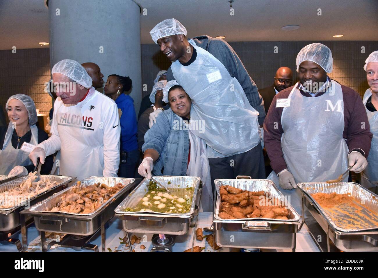 PAS DE FILM, PAS DE VIDÉO, PAS de TV, PAS DE DOCUMENTAIRE - les volontaires, y compris l'ancien Atlanta Hawks's Dykembe Mutombo, le centre, travaillent la ligne alimentaire, remplissant les plateaux avec des repas individuels pendant le dîner annuel de Thanksgiving Hosea Feed and Homeless jeudi, 24 novembre 2016 au Georgia World Congress Center à Atlanta, GA, USA les services gratuits comprenaient des repas cuisinés, des barbiers et des coiffures, des dépistages et des soins médicaux, des vêtements, une aide juridique, des spectacles musicaux en direct, des prières et des conseils. Photo de Hyosub Shin/Atlanta Journal-Constitution/TNS/ABACAPRESS.COM Banque D'Images