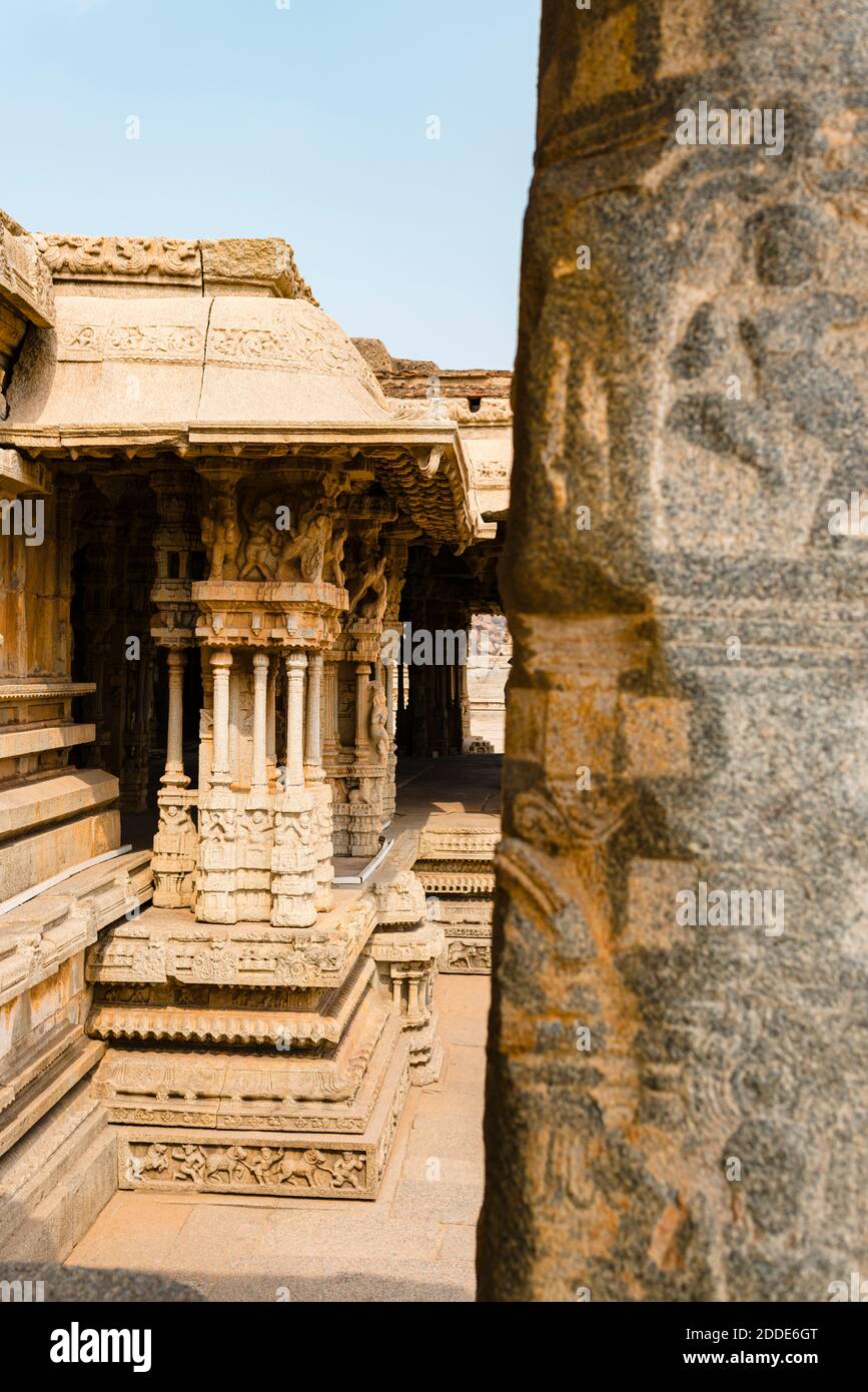 Inde, Karnataka, Hampi, extérieur du temple du complexe Vijaya Vittala dans la vallée désertique de Hampi Banque D'Images