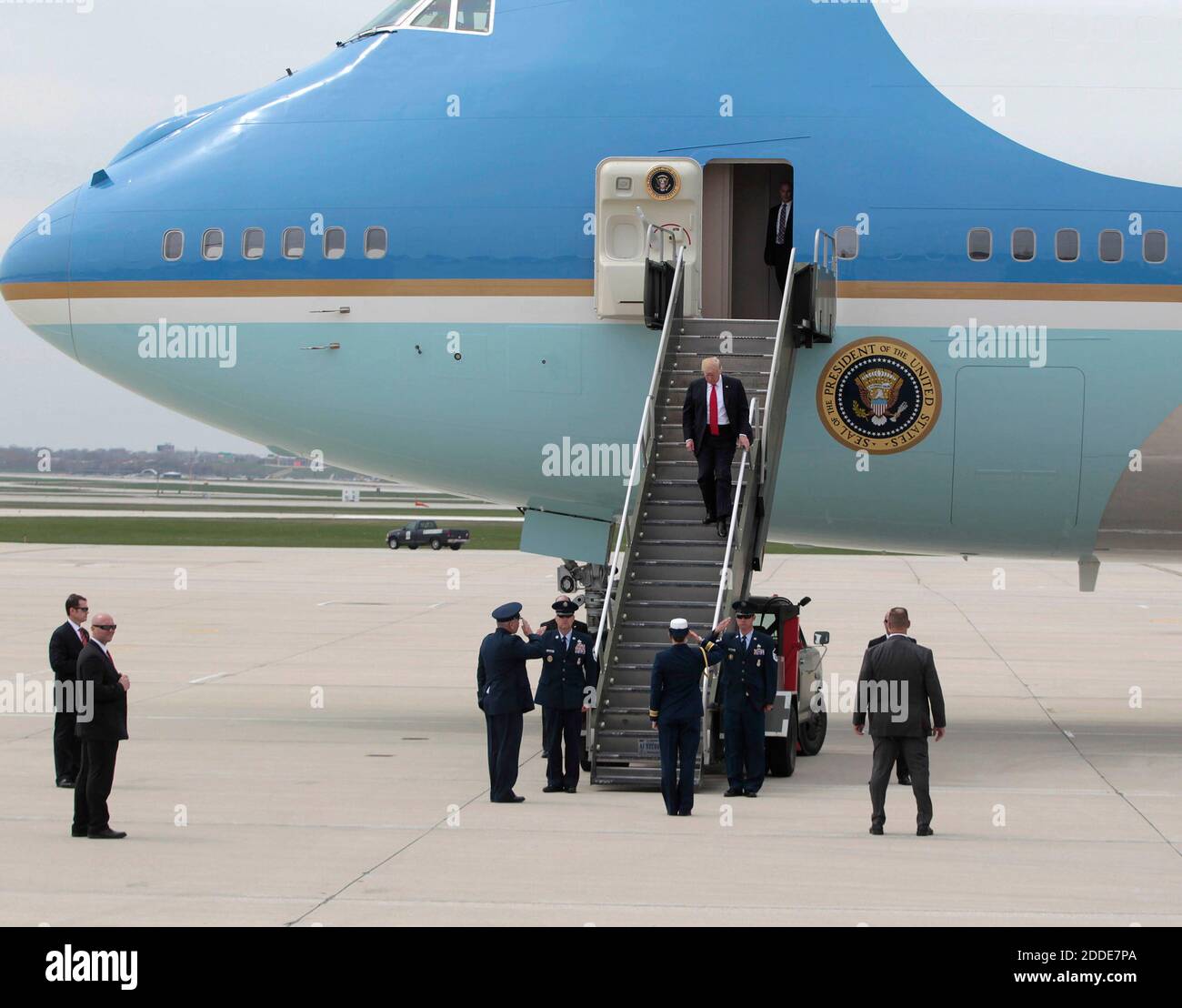 PAS DE FILM, PAS DE VIDÉO, PAS de télévision, PAS DE DOCUMENTAIRE - le président Donald Trump est accueilli par le colonel Daniel Yenchesky, commandant de la 128e Escadre de ravitaillement en carburant, à Milwaukee, WI, États-Unis, le mardi 18 avril 2017. Il est parti dans un hélicoptère pour Kenosha, WISCONSIN, où il a fait une visite au siège social du fabricant d'outils Snap-on Inc., sa première visite au Wisconsin depuis son arrivée au pouvoir. Photo de Rick Wood/Milwaukee Journal Sentinel/TNS/ABACAPRESS.COM Banque D'Images