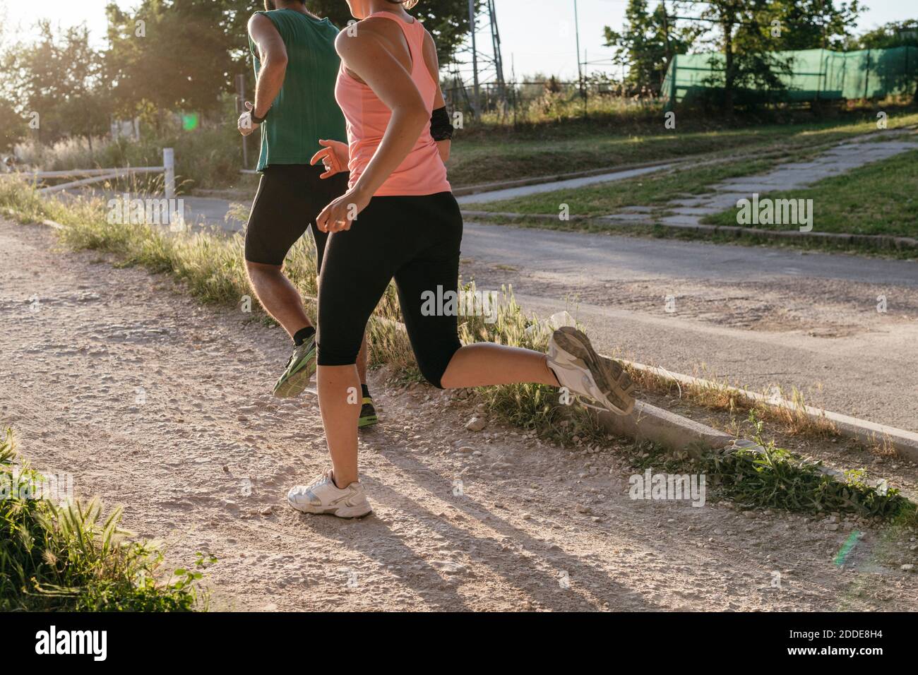 Faire du jogging par couple hétérosexuel dans le parc Banque D'Images
