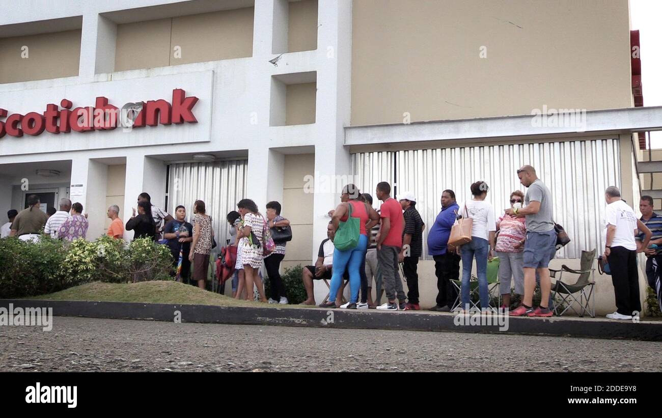 PAS DE FILM, PAS DE VIDÉO, PAS de TV, PAS DE DOCUMENTAIRE - UNE longue ligne de personnes attend d'entrer dans une succursale de la Banque Scotia samedi, oxtober 14, 2017 en Caroline, Porto Rico. Les distributeurs automatiques de billets et les cartes de crédit ne fonctionnent pas car il n'y a pas d'électricité et la seule façon d'acheter des marchandises est d'utiliser de l'argent. Photo de Jose A. Iglesias/Miami Herald/TNS/ABACAPRESS.COM Banque D'Images