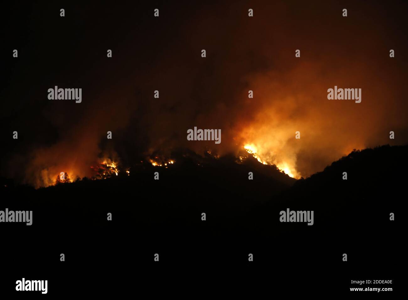 PAS DE FILM, PAS DE VIDÉO, PAS de TV, PAS DE DOCUMENTAIRE - incendie brûle dans les collines au-dessus de Kenwood, CA, USA, tard le mardi 10 octobre 2017. Photo de Karl Mondon/Bay Area News Group/TNS/ABACAPRESS.COM Banque D'Images