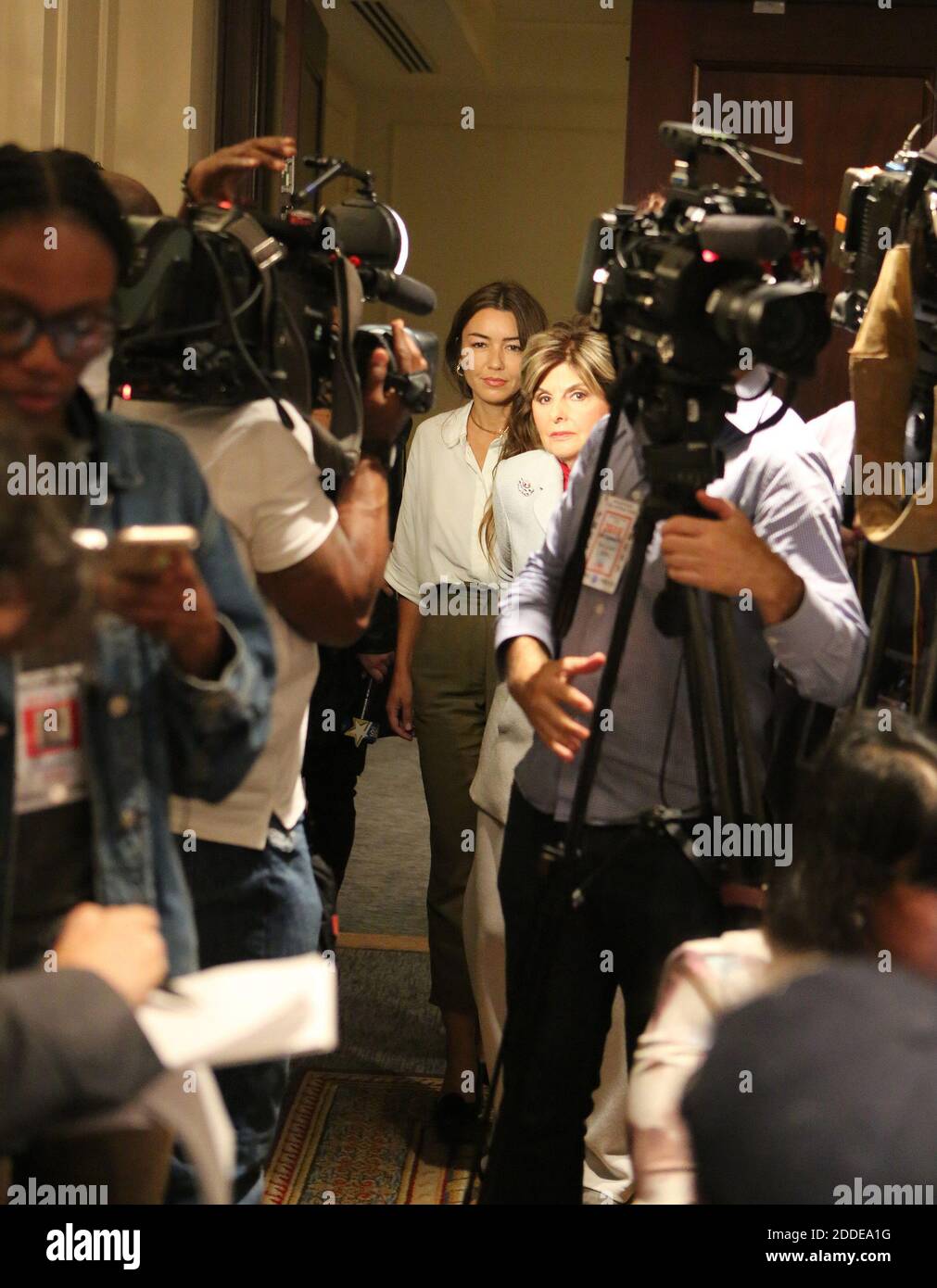 PAS DE FILM, PAS DE VIDÉO, PAS de télévision, PAS DE DOCUMENTAIRE - la nouvelle victime présumée de Harvey Weinstein, Mimi Haleyi et le procureur Gloria Allred parlent lors d'une conférence de presse au Palais Lotte de New York le 24 octobre 2017 à New York City, NY, USA. Photo de Jefferson Siegel/New York Daily News/TNS/ABACAPRESS.COM Banque D'Images