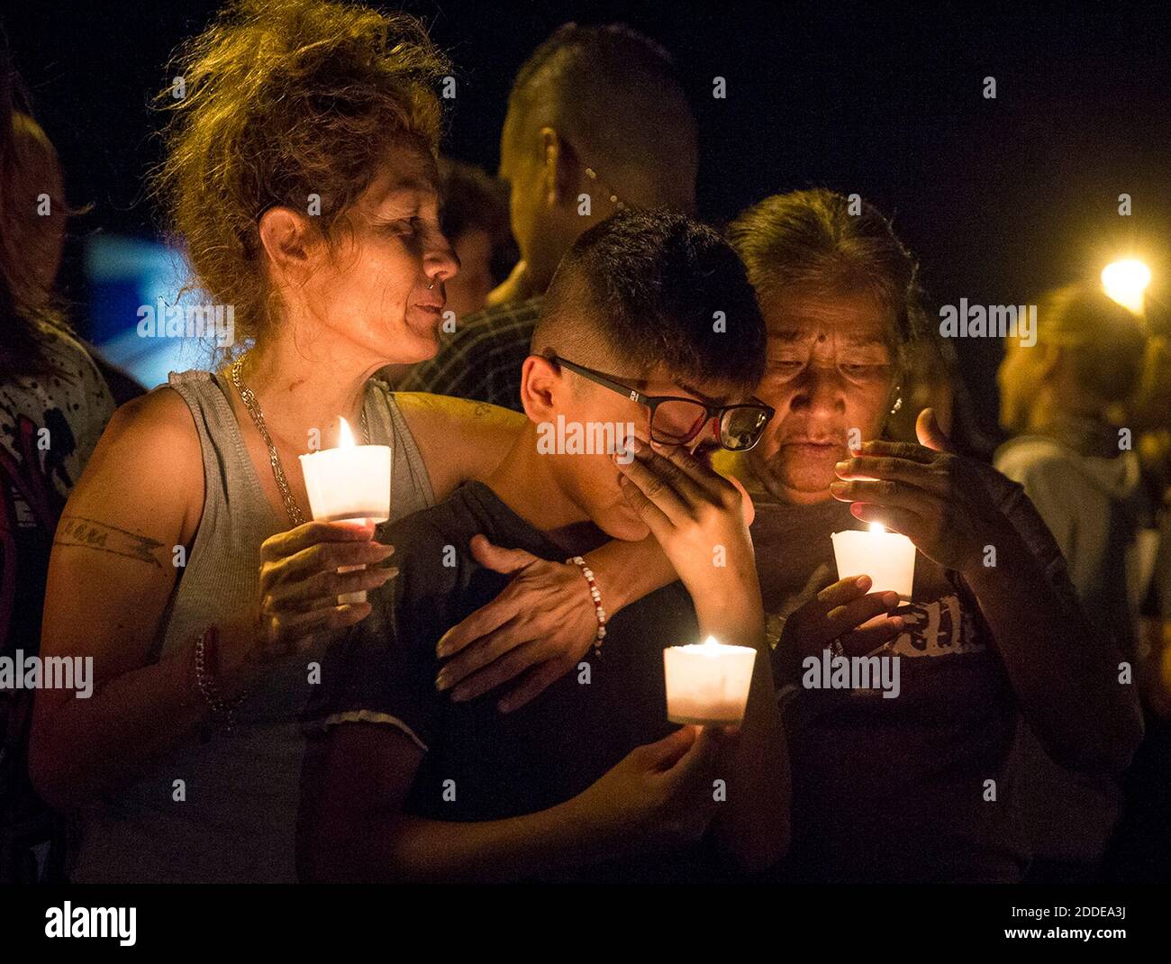 PAS DE FILM, PAS DE VIDÉO, PAS de TV, PAS DE DOCUMENTAIRE - Mona Rodriguez tient son fils de 12 ans, J. Anthony Hernandez, lors d'une veillée aux chandelles après un tournage de masse à la première église baptiste de Sutherland Springs, Texas, le dimanche 5 novembre 2017. Les beaux-parents du tireur texan Devin Kelley ont assisté à l'église qu'il a tuée, mais n'y étaient pas pendant la mêlée. Photo de Nick Wagner/Austin American-Statesman/TNS/ABACAPRESS.COM Banque D'Images