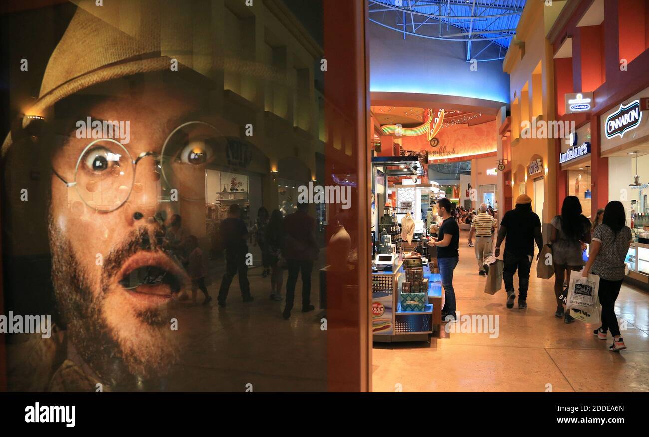 PAS DE FILM, PAS DE VIDÉO, PAS de télévision, PAS DE DOCUMENTAIRE - Dolphin Mall commence la saison des achats des fêtes en offrant aux clients les meilleures offres lors de son « week-end du shopping » annuel le jeudi 23 novembre 2017 à Miami, FL, États-Unis. Photo d'Al Diaz/Miami Herald/TNS/ABACAPRESS.COM Banque D'Images