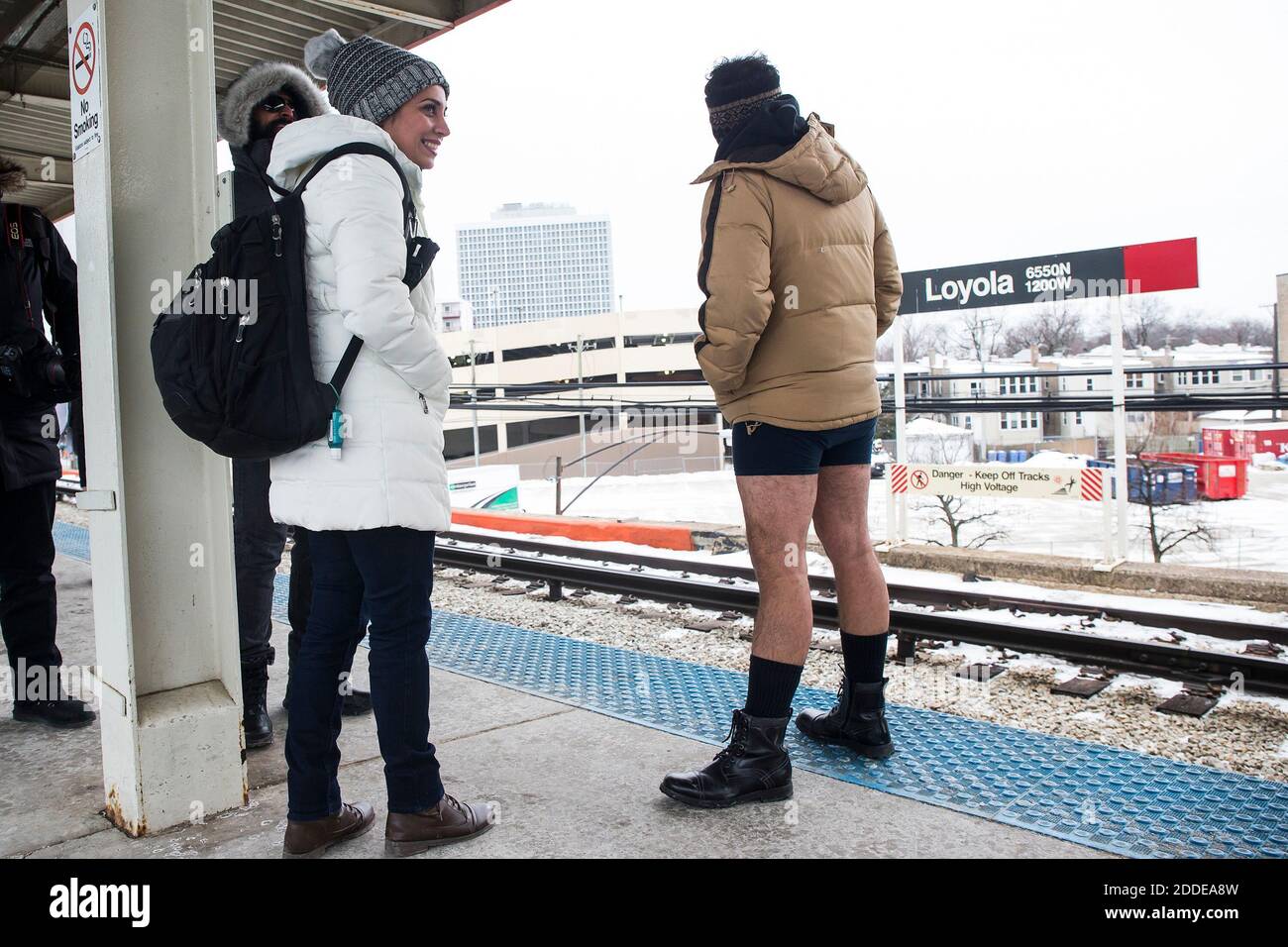PAS DE FILM, PAS DE VIDÉO, PAS de TV, PAS DE DOCUMENTAIRE - UNE femme  sourit comme un homme se tient à proximité sans pantalon à la station  Loyola CTA Red Line