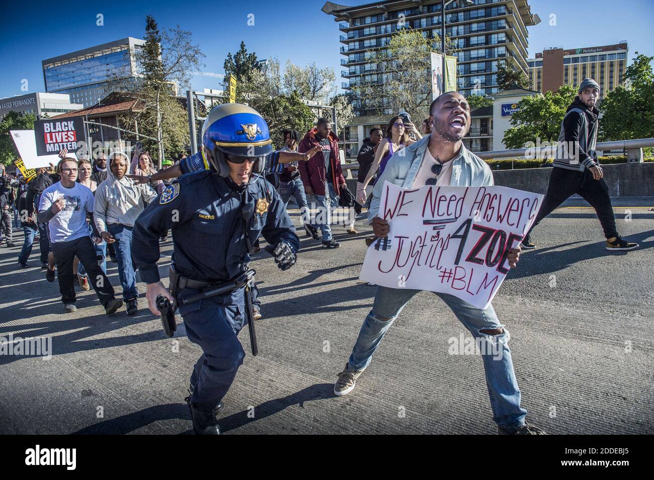 PAS DE FILM, PAS DE VIDÉO, pas de télévision, PAS DE DOCUMENTAIRE - UN officier de la patrouille routière de Californie a chaché un participant de la Marche de Black Lives Matter alors que le groupe marche sur l'Interstate 5 à Sacramento le jeudi 22 mars 2018. Photo de Hector Amezcua/Sacramento Bee/TNS/ABACAPRESS.COM Banque D'Images