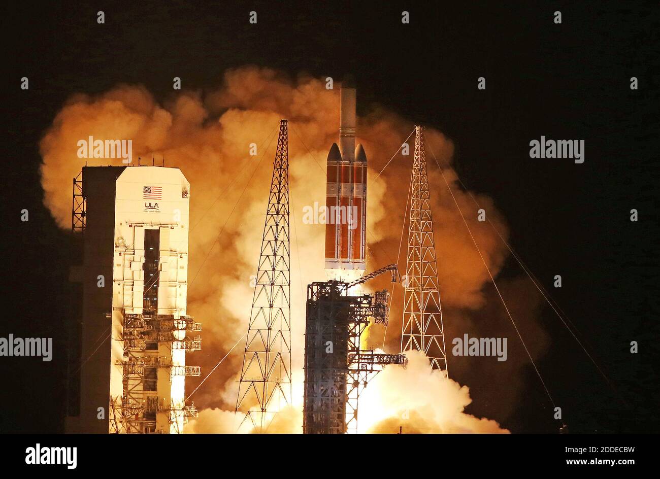 PAS DE FILM, PAS DE VIDÉO, PAS de TV, PAS DE DOCUMENTAIRE - UN United Launch Alliance Delta IV Heavy remonte dimanche, 12 août 2018 du Space Launch Complex-37 à Cape Canaveral, Fla fusée Delta IV Heavy emmènera Parker Solar Probe de la NASA sur une trajectoire interplanétaire au soleil. Photo de Red Huber/Orlando Sentinel/TNS/ABACAPRESS.COM Banque D'Images