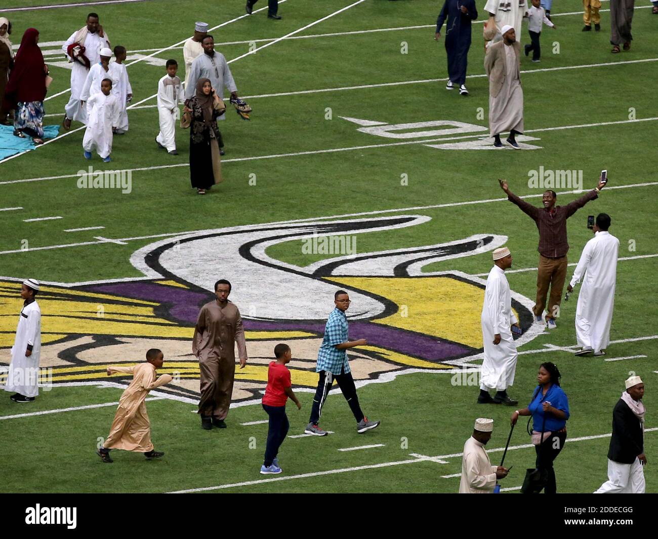 PAS DE FILM, PAS DE VIDÉO, PAS de TV, PAS DE DOCUMENTAIRE - UN célébrant a sa photo prise près du logo Vikings mardi, 21 août 2018, au stade de la banque américaine à Minneapolis, MN, Etats-Unis, tocelebrate Eid ul-Adha, l'organisation Super Eid espère rassembler plus de 50,000 musulmans à prier. Photo de David Joles/Minneapolis Star Tribune/TNS/ABACAPRESS.COM Banque D'Images
