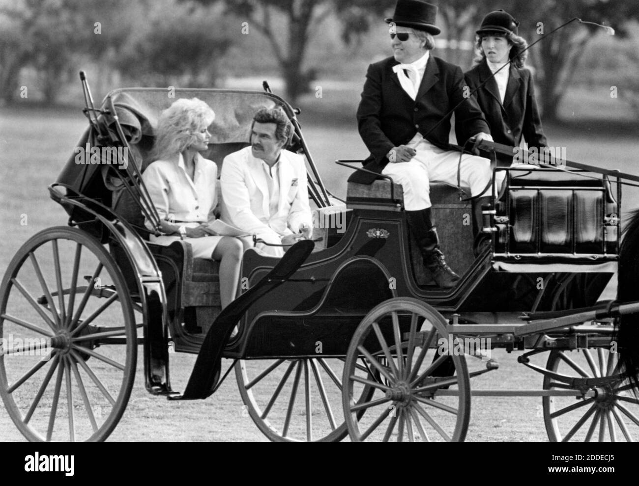 PAS DE FILM, PAS DE VIDÉO, PAS de TV, PAS DE DOCUMENTAIRE - photo de fichier - Burt Reynolds et Loni Anderson sont escortés à leur hélicoptère dans un autocar Visavis 1800 après la présentation du prix à Royal Palm Polo à Boca Raton, Floride, le 15 1987 mars. Le chauffeur de l'entraîneur est Jim Oberdorf et à côté de lui est la fille Teresa. Burt Reynolds, le film Heartthrob des années 1970 et le candidat à l'Oscar, est décédé à l'âge de 82 ans. Il serait décédé dans un hôpital de Floride d'une crise cardiaque avec sa famille à ses côtés. Photo d'Anne Ryan/Sun Sentinel/TNS/ABACAPRESS.COM Banque D'Images PAS DE FILM, PAS DE VIDÉO, PAS de TV, PAS DE DOCUMENTAIRE - photo de fichier - Burt Reynolds et Loni Anderson sont escortés à leur hélicoptère dans un autocar Visavis 1800 après la présentation du prix à Royal Palm Polo à Boca Raton, Floride, le 15 1987 mars. Le chauffeur de l'entraîneur est Jim Oberdorf et à côté de lui est la fille Teresa. Burt Reynolds, le film Heartthrob des années 1970 et le candidat à l'Oscar, est décédé à l'âge de 82 ans. Il serait décédé dans un hôpital de Floride d'une crise cardiaque avec sa famille à ses côtés. Photo d'Anne Ryan/Sun Sentinel/TNS/ABACAPRESS.COM Banque D'Images