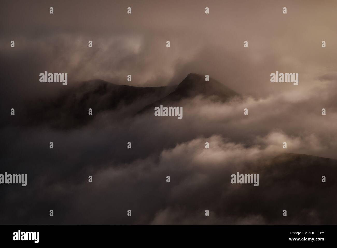 Kerry montagnes dans les tons de coucher de soleil Banque D'Images